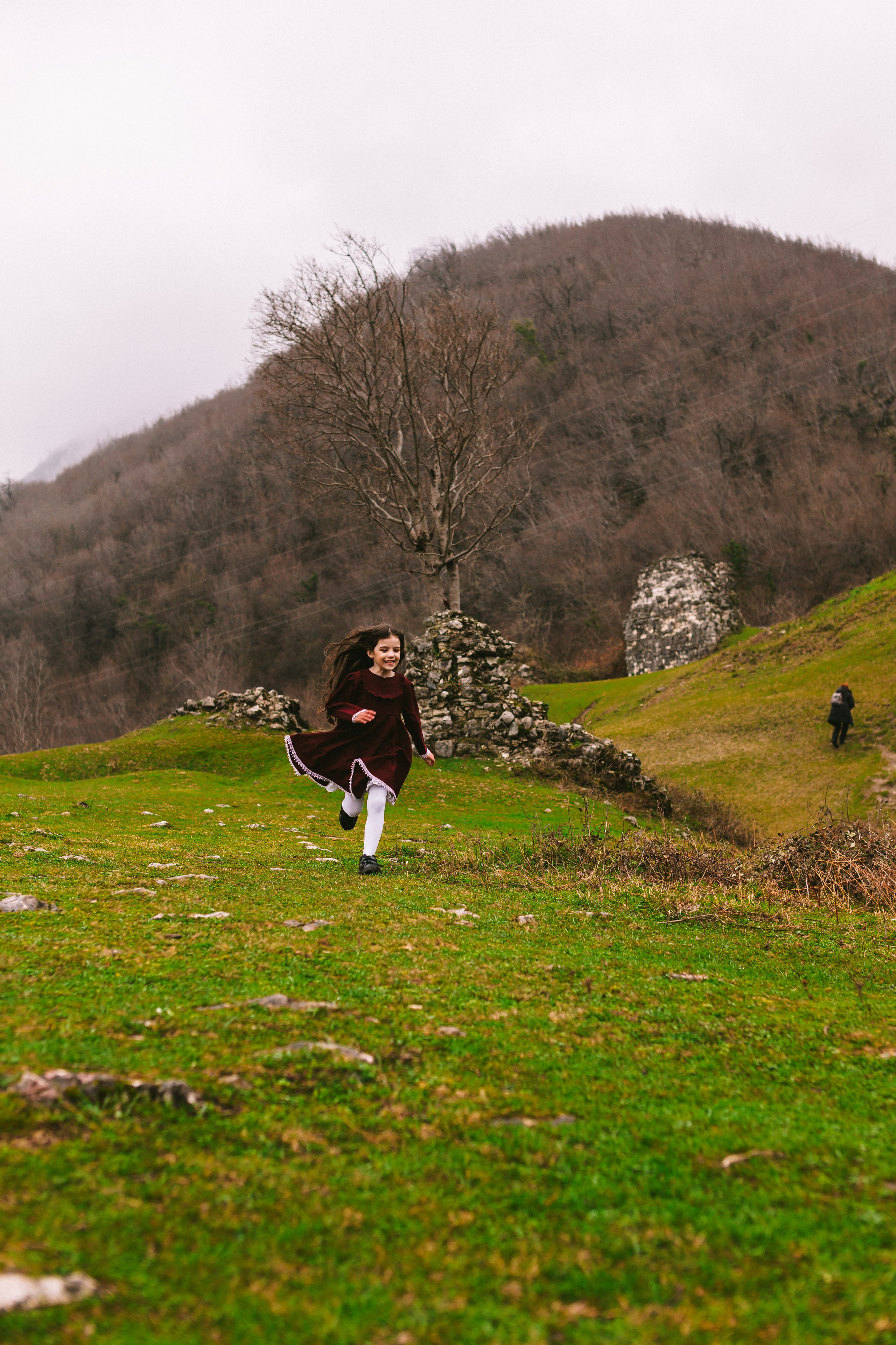 Девочка в горах. Семейный и художественный фотограф в Тюмени Юлия Логинова