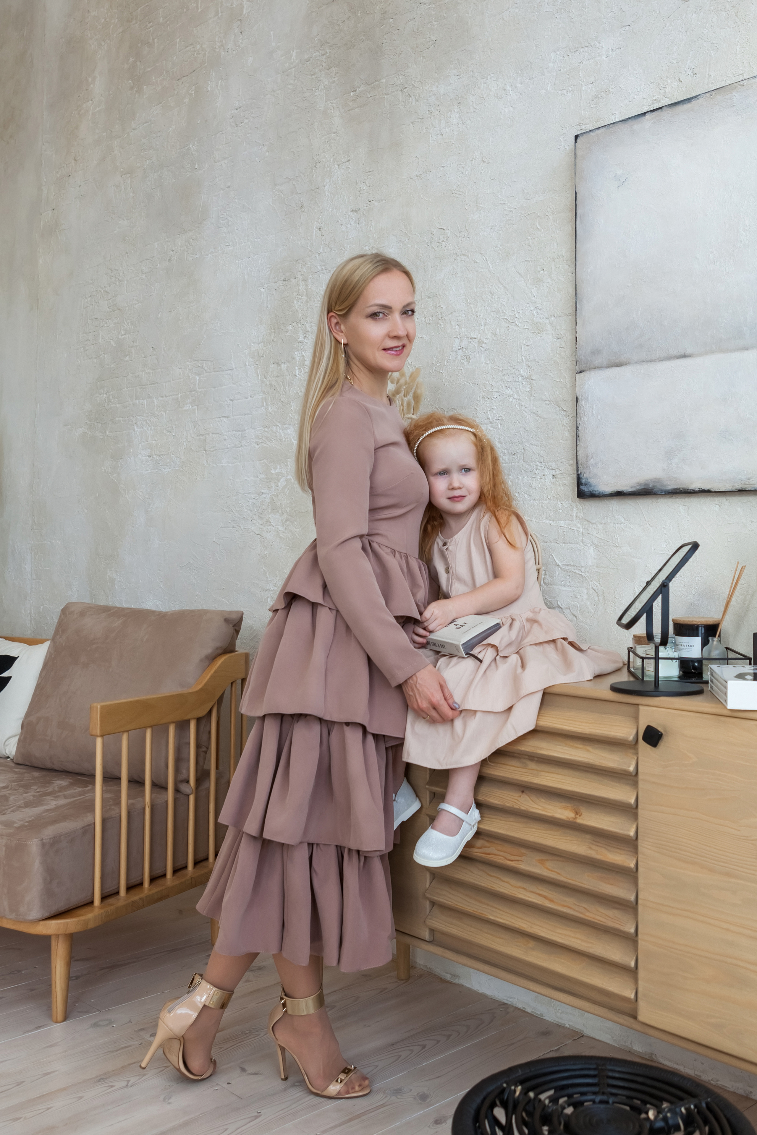 Мама с дочкой в красивых платьях в элегантной фотостудии 