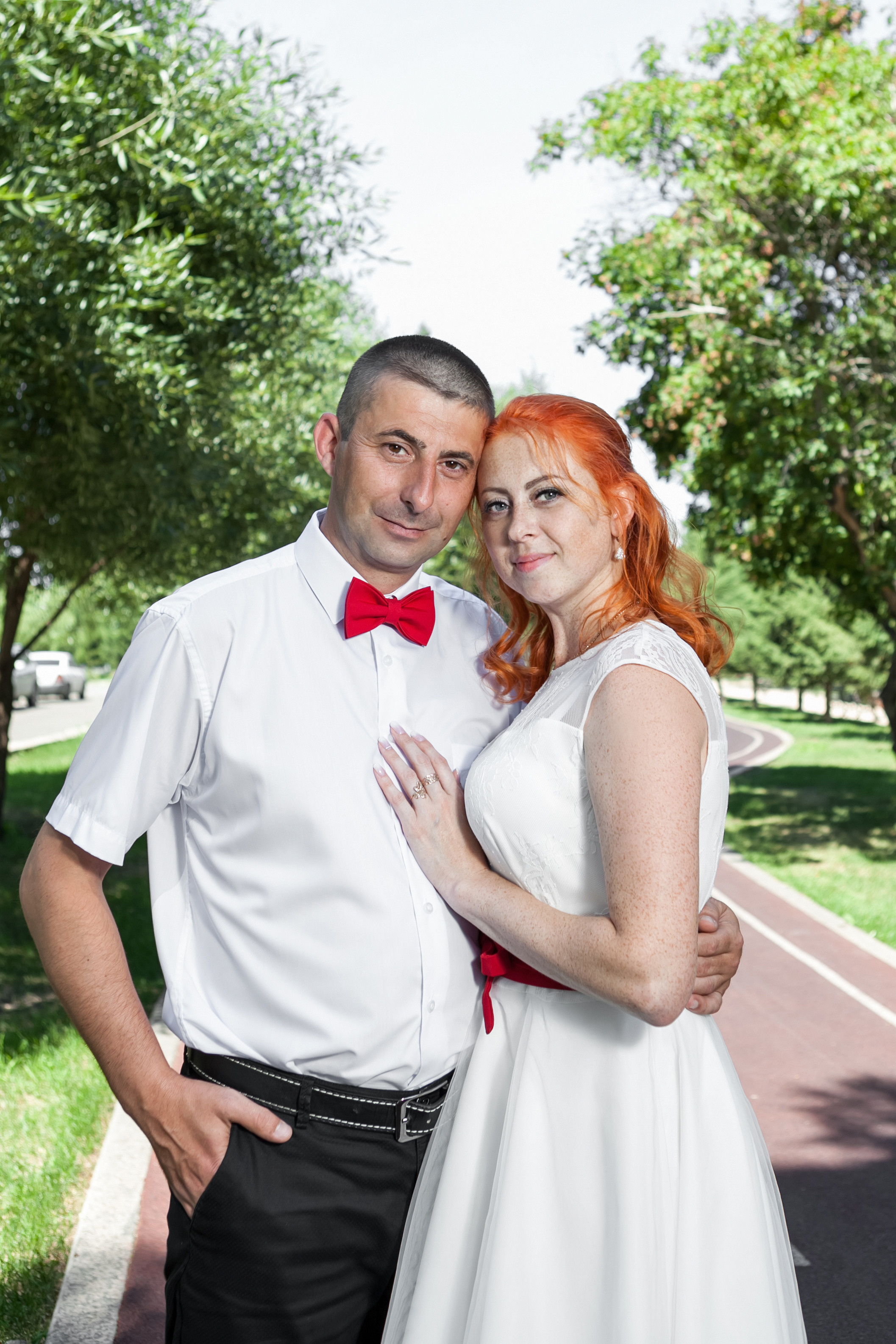 Жених и невеста в летний солнечный день в зеленом парке