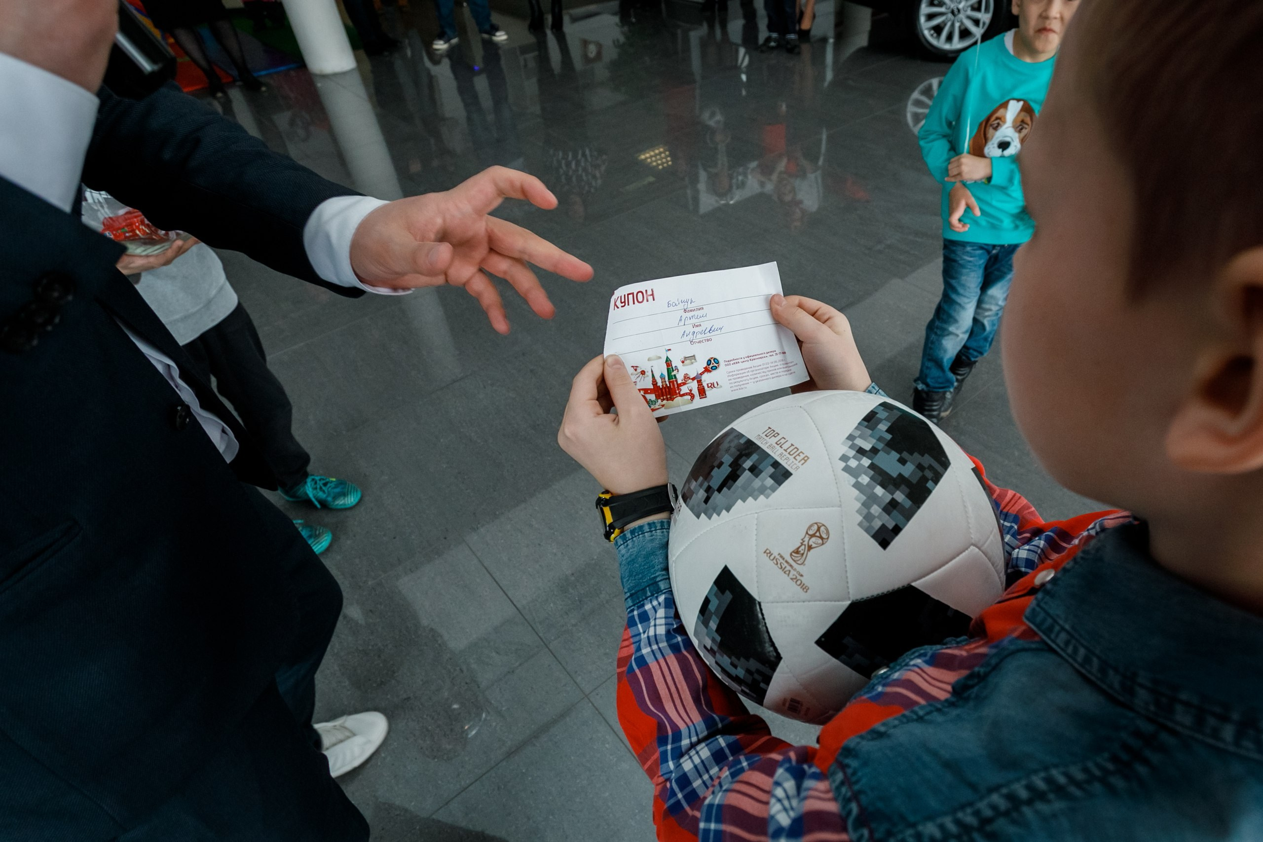 Розыгрыш билетов на ЧМ по футболу FIFA @ Киа Центр. Репортажный фотограф Максим Полянский. Москва, Санкт-Петербург, Красноярск