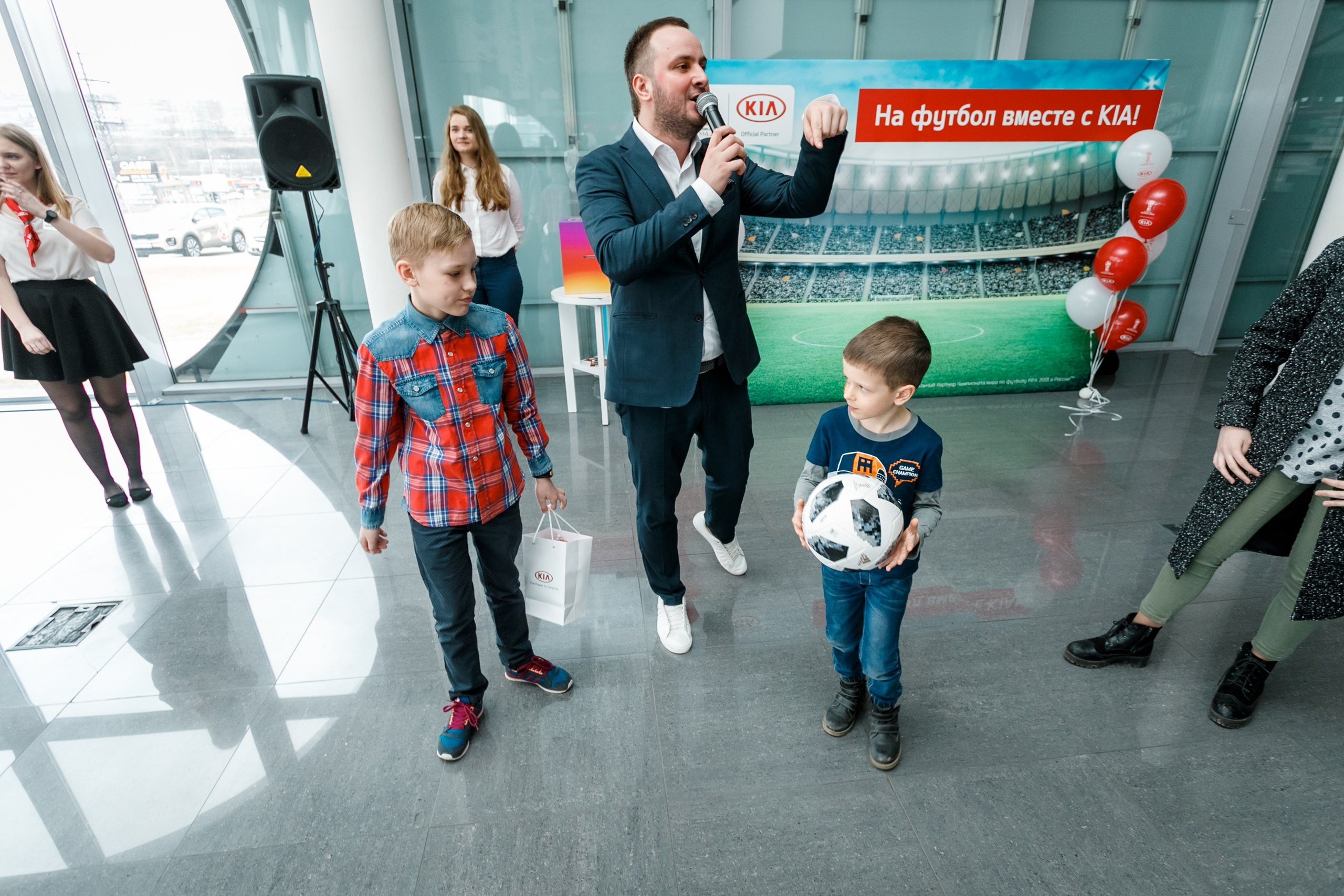 Розыгрыш билетов на ЧМ по футболу FIFA @ Киа Центр. Репортажный фотограф Максим Полянский. Москва, Санкт-Петербург, Красноярск