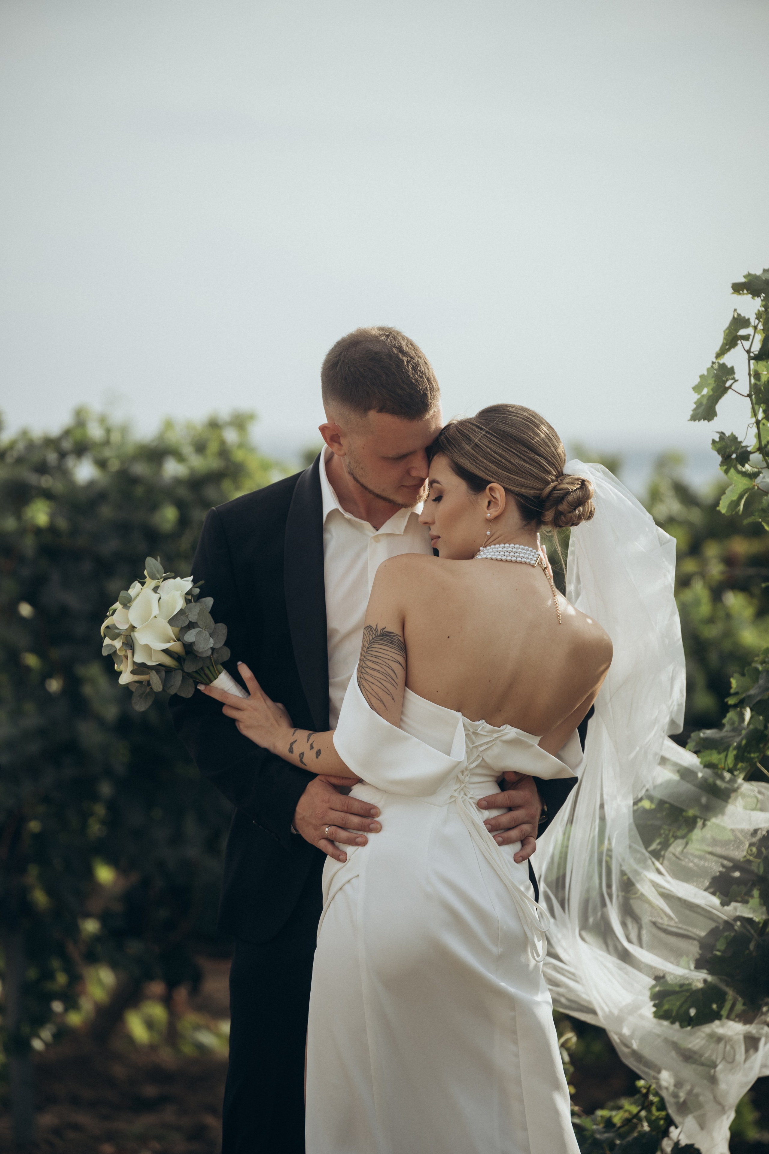 Романтическая пара среди виноградных полей в Темрюке