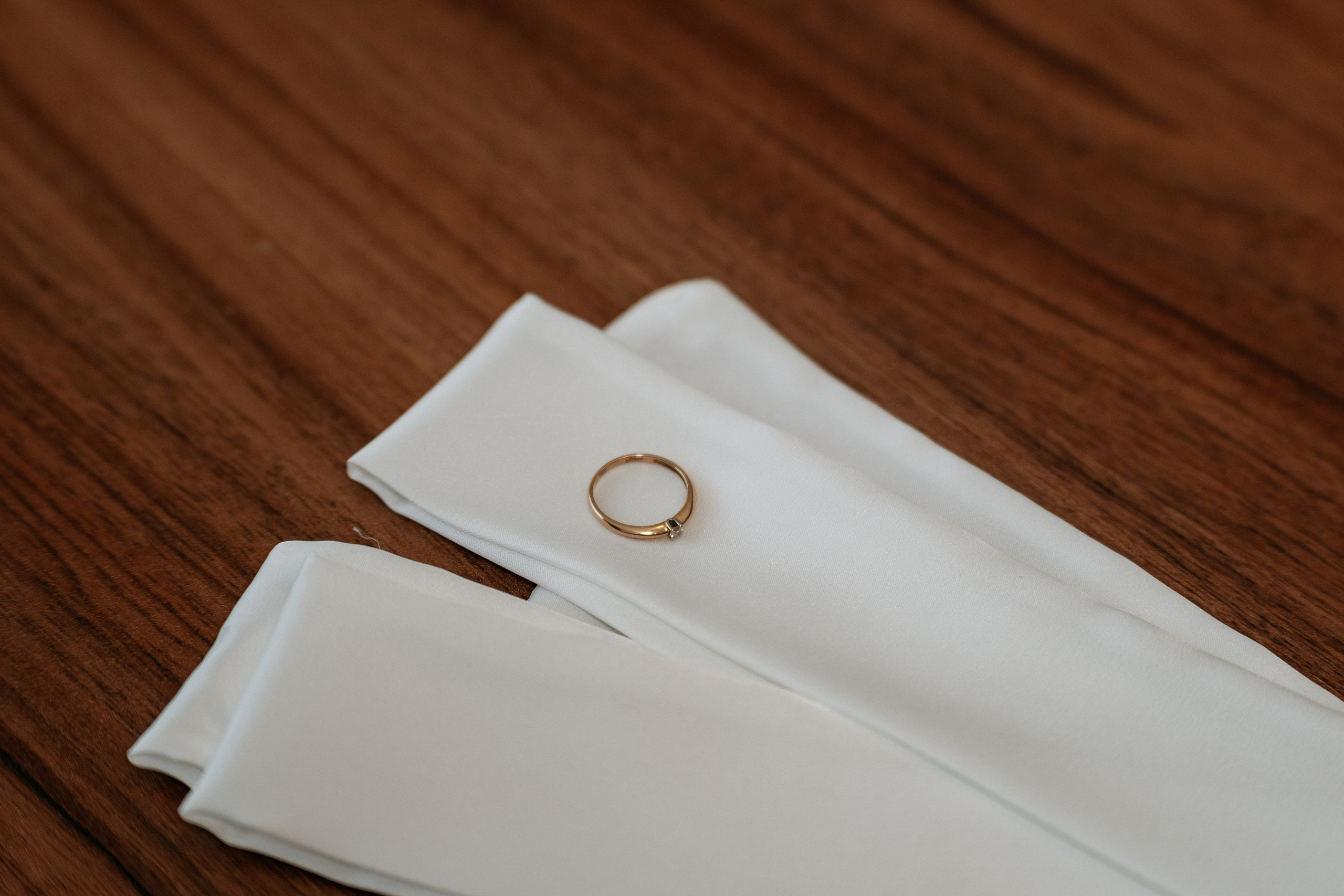 Фотограф Новороссийск - сборы жениха, подготовка к свадьбе, эмоции перед торжеством. Кольца молодожёнов. 