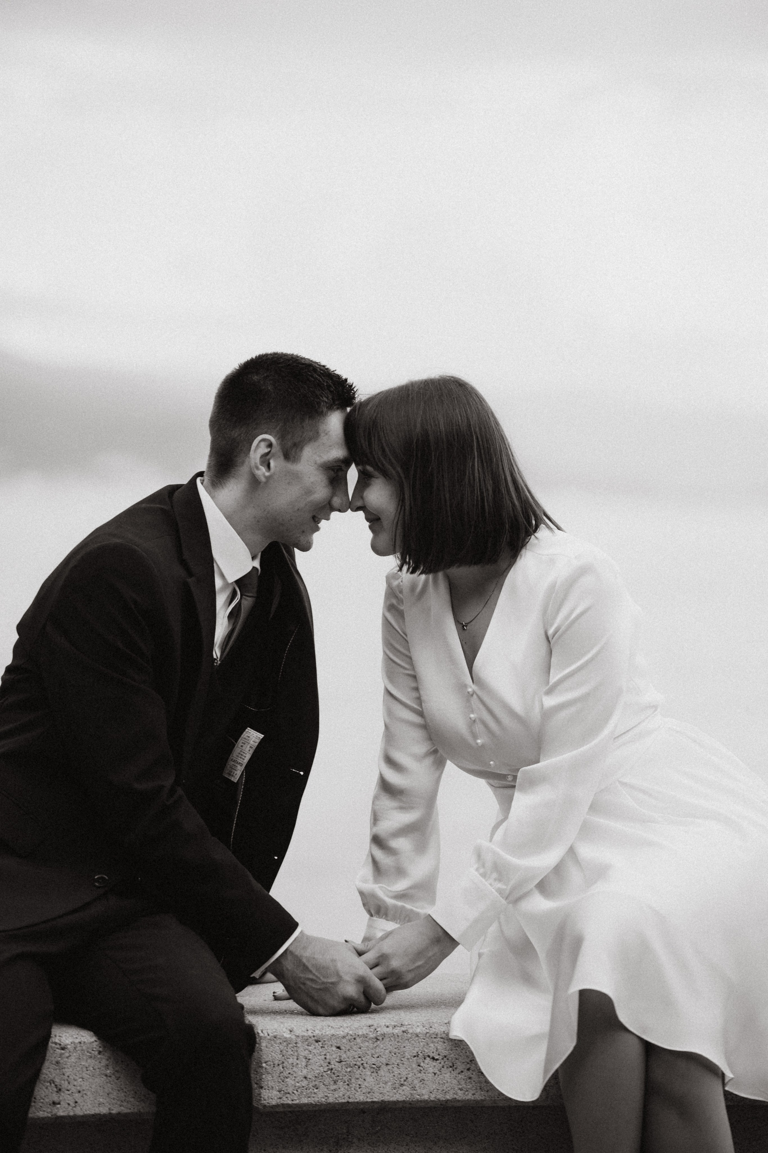 Идеи для свадебной фотосессии в Новороссийске. Примеры живых и атмосферных кадров с молодоженами на набережной.