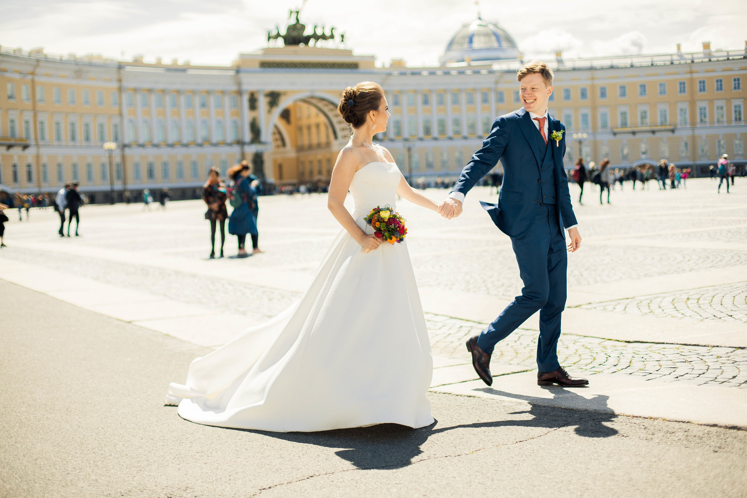 невеста и жених на мостовой Дворцовой площади
