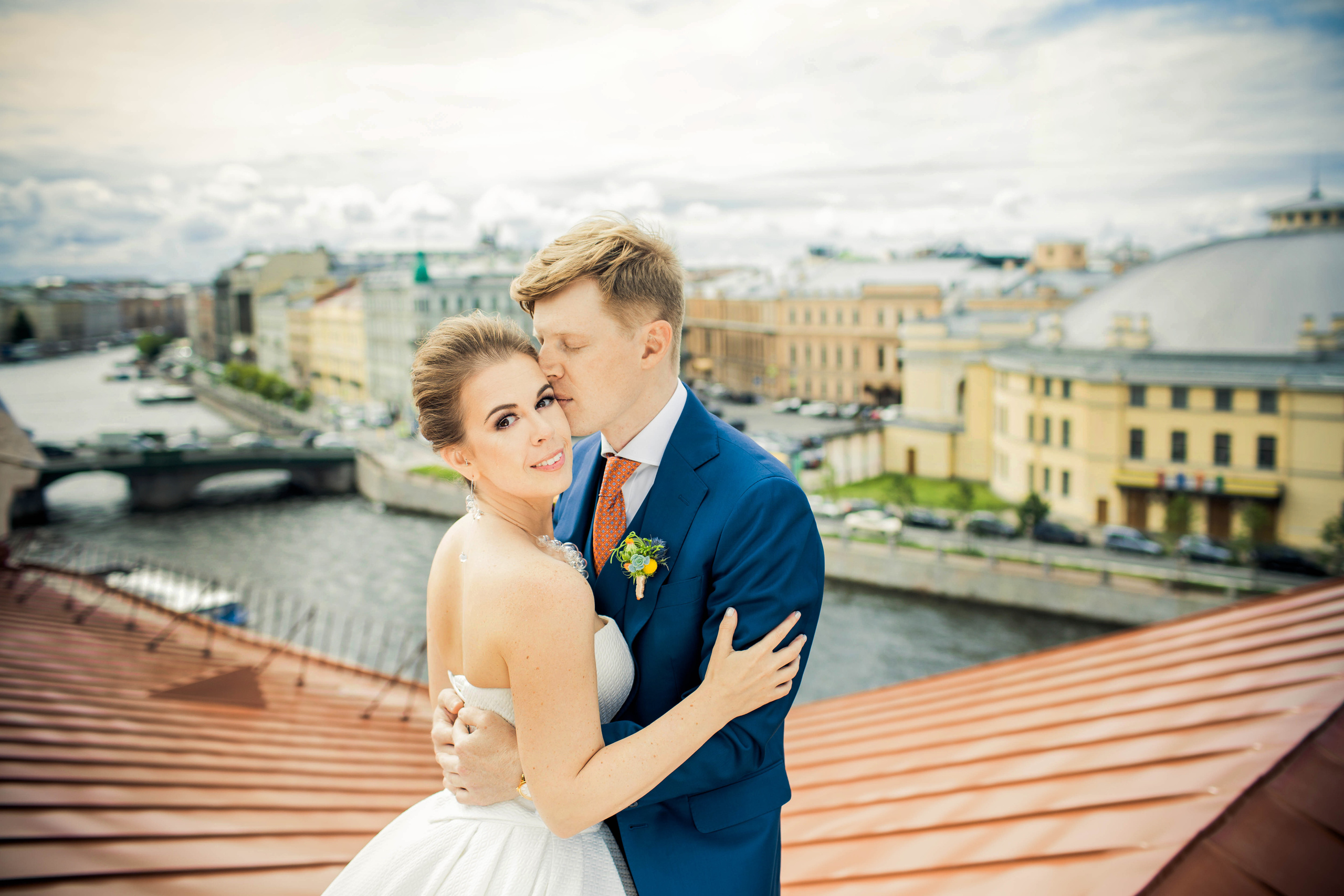 жених целует невесту в висок на крыше дома на Фонтанке