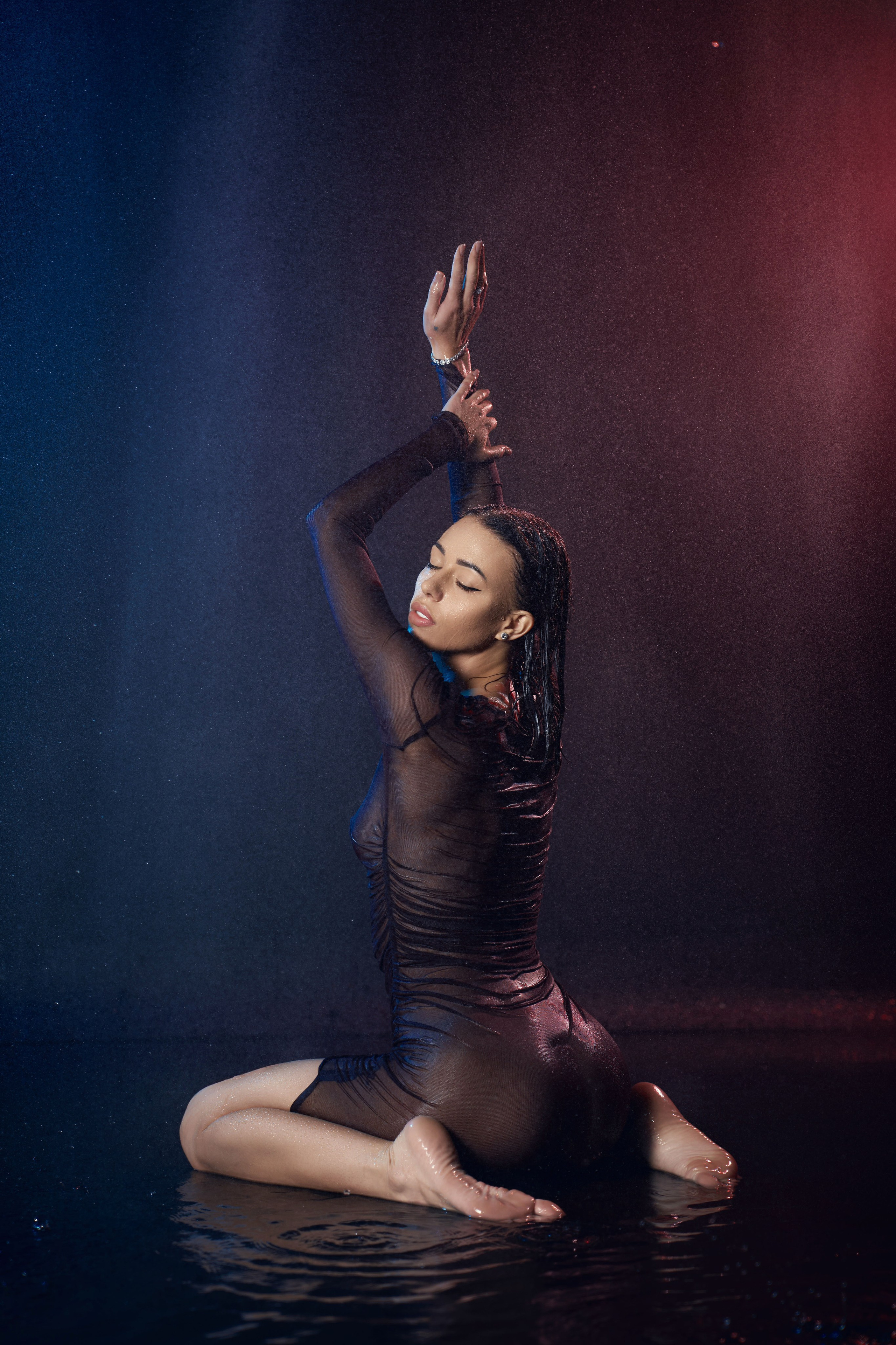 девушка в фотостудии под водой искусственного дождя на эротической фотосессии в Москве