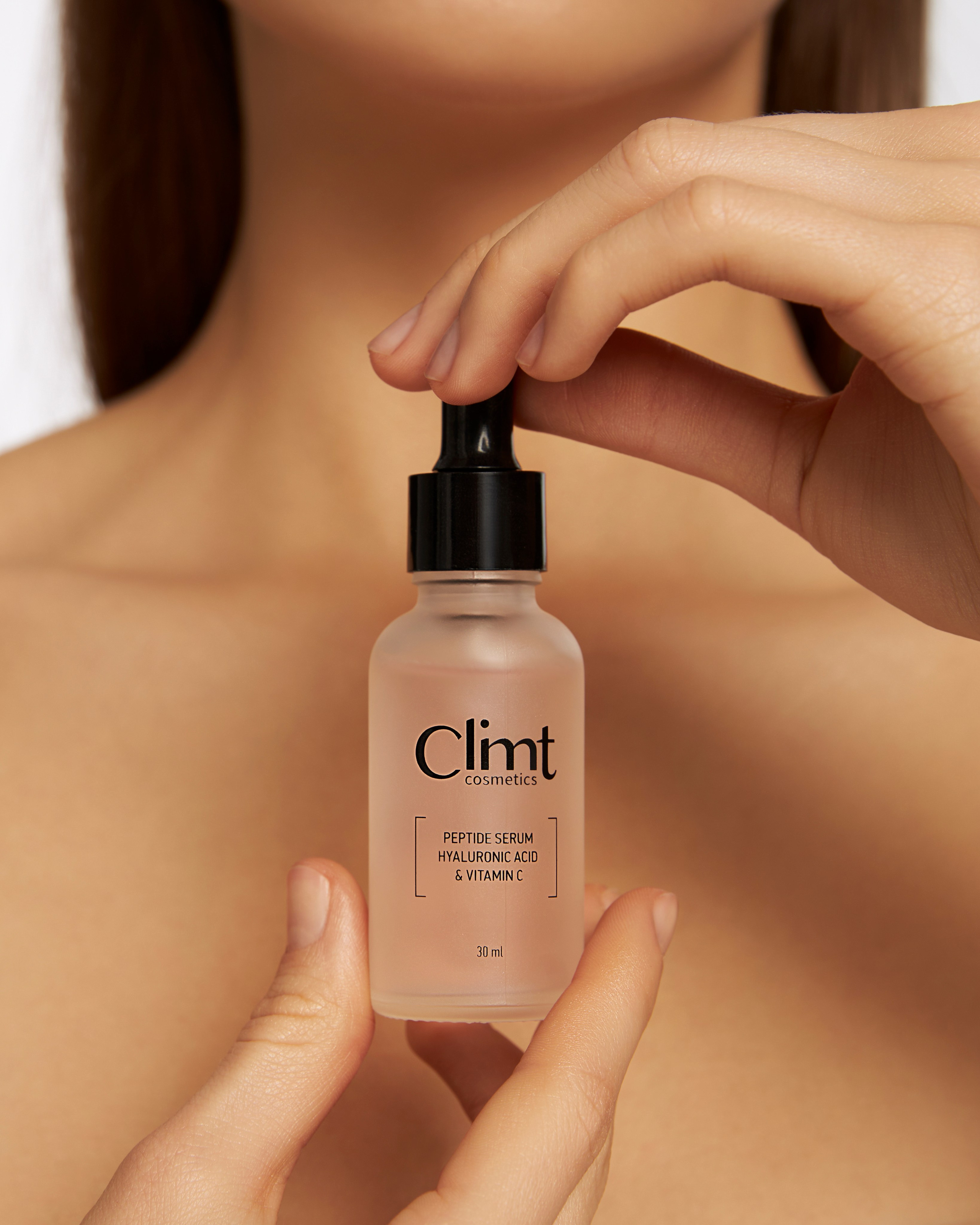 Увлажняющая сыворотка для совершенного вида кожи. На фото вы можете увидеть, как эта мощная формула преображает кожу, делая ее сияющей и здоровой. Подготовьте вашу кожу к совершенному макияжу с сывороткой Climtcosmetics.