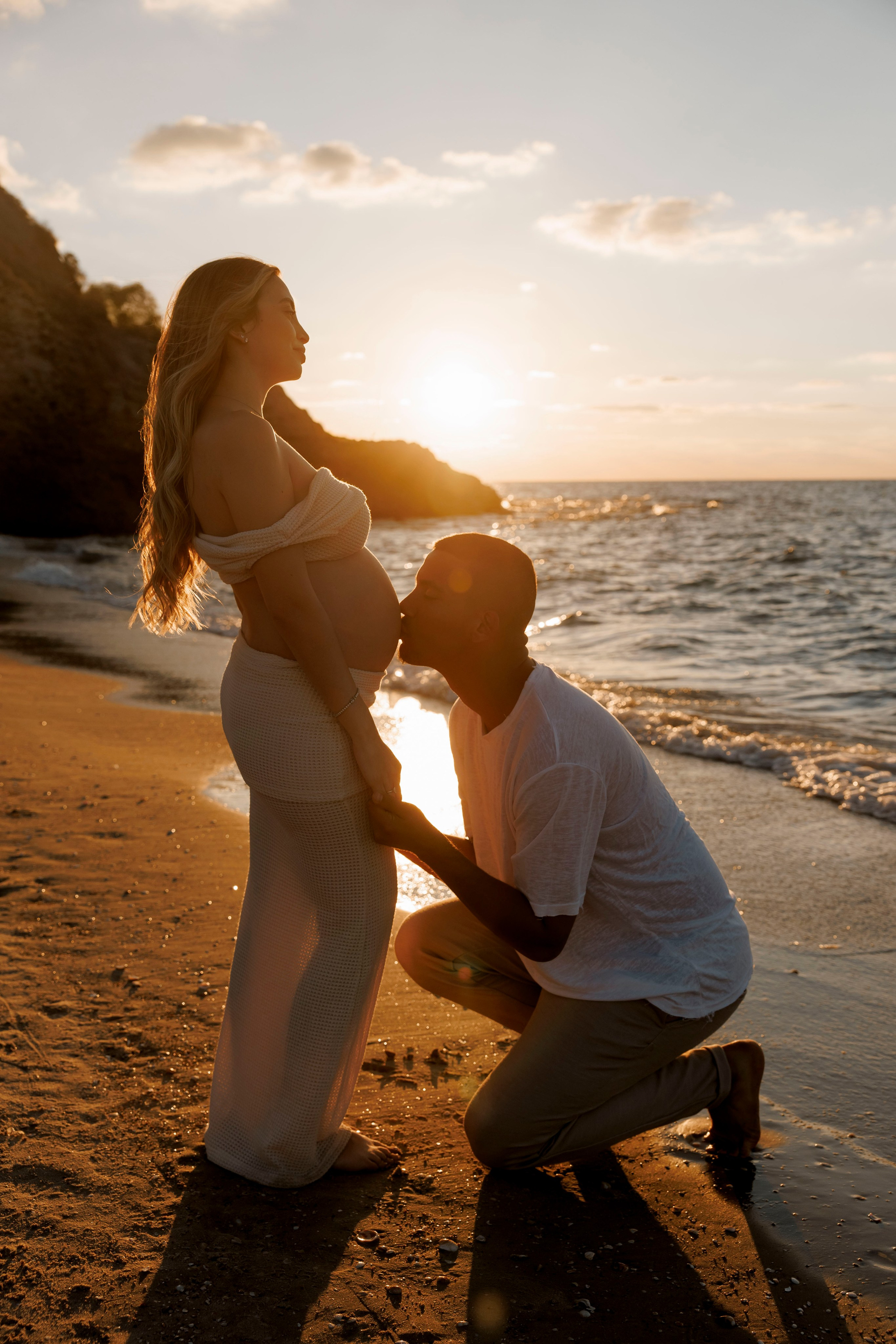 Pregnancy photoshoot near the sea. Wedding and family photographer