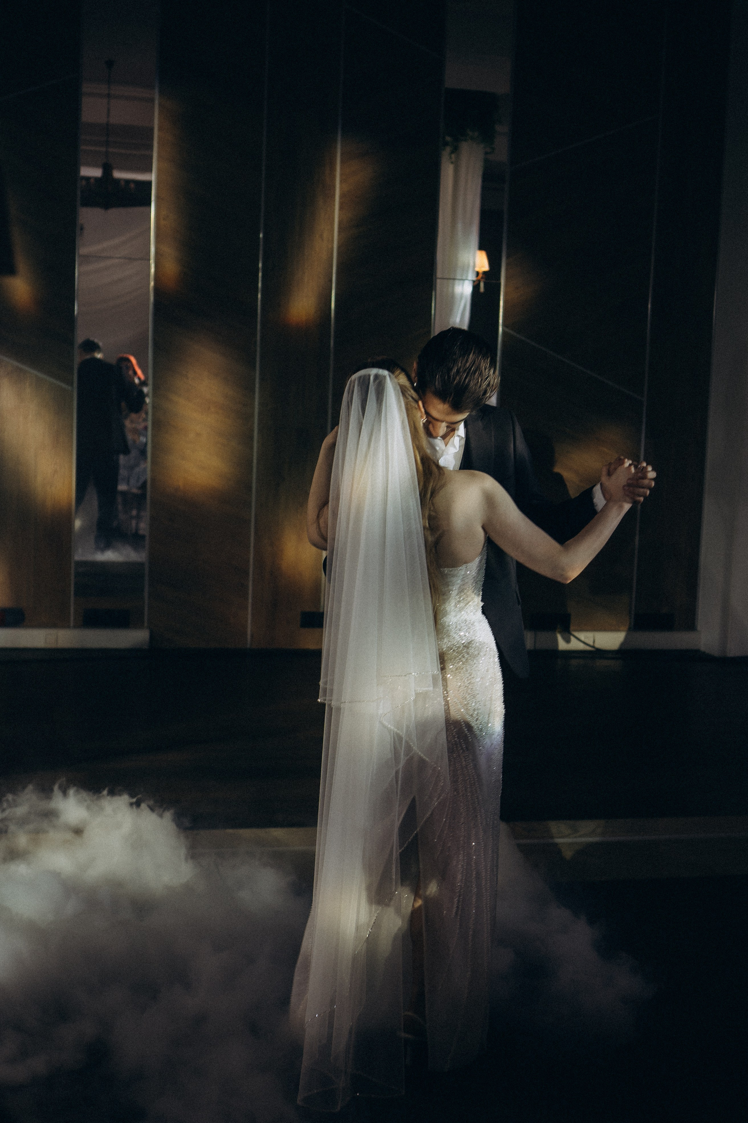 ПЕРВЫЙ ТАНЕЦ МОЛОДЫХ НА БАНКЕТЕ. ТРОГАТЕЛЬНЫЙ МОМЕНТ (СНЯТО В СИБИРЕ В НИЖНЕВАРТОВСКЕ). Профессиональный фотограф, Санкт-Петербург — Виктория Богомолова