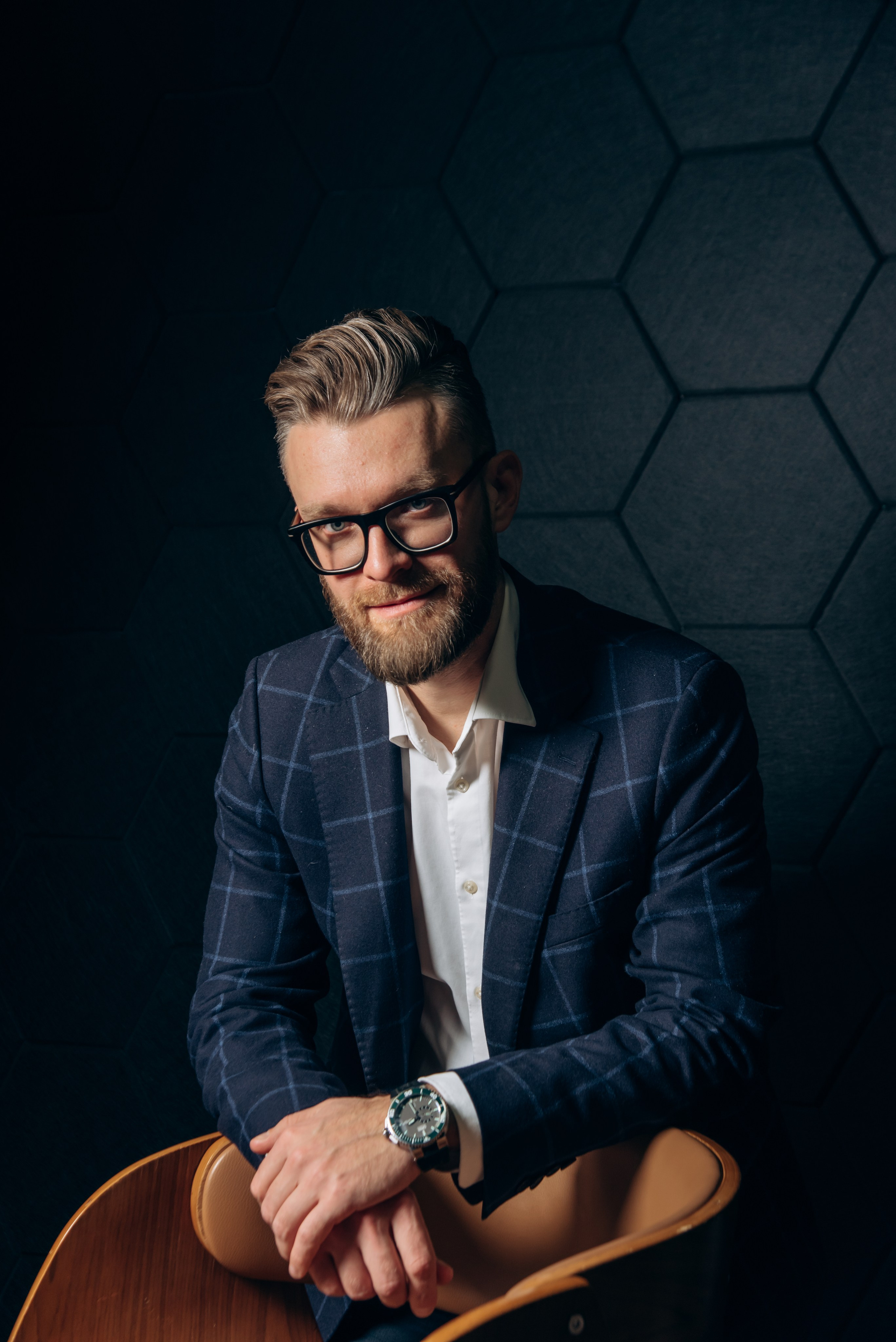 #деловойпортрет #бизнеспортрет #мужскойпортрет #профессиональныйпортрет #портретнаделовую #headshots #businessheadshot #corporateheadshot #геройнафото #студийнаяфотосессия #портретдлярезюме #портретдляLinkedIn #партнерскиепартнёры #мужскойстиль #деловойобраз