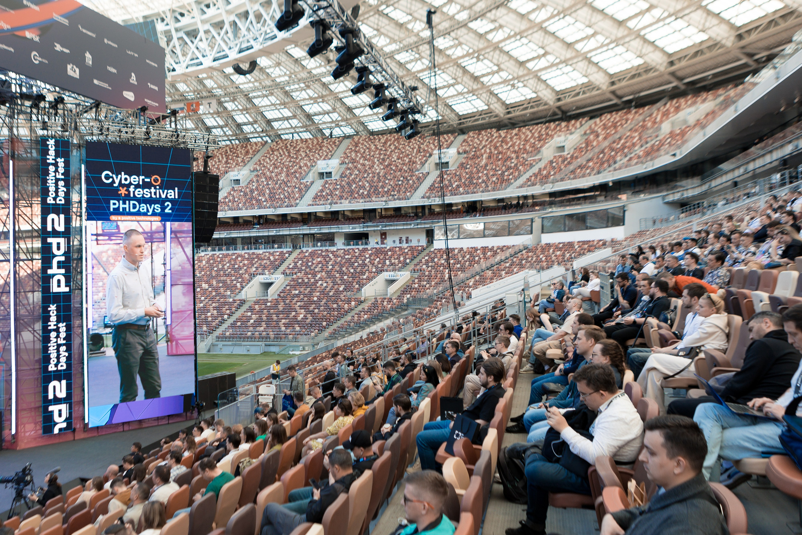 Лужники — Киберфестиваль Positive Hack Days 2. Фотограф Юлия Назарова