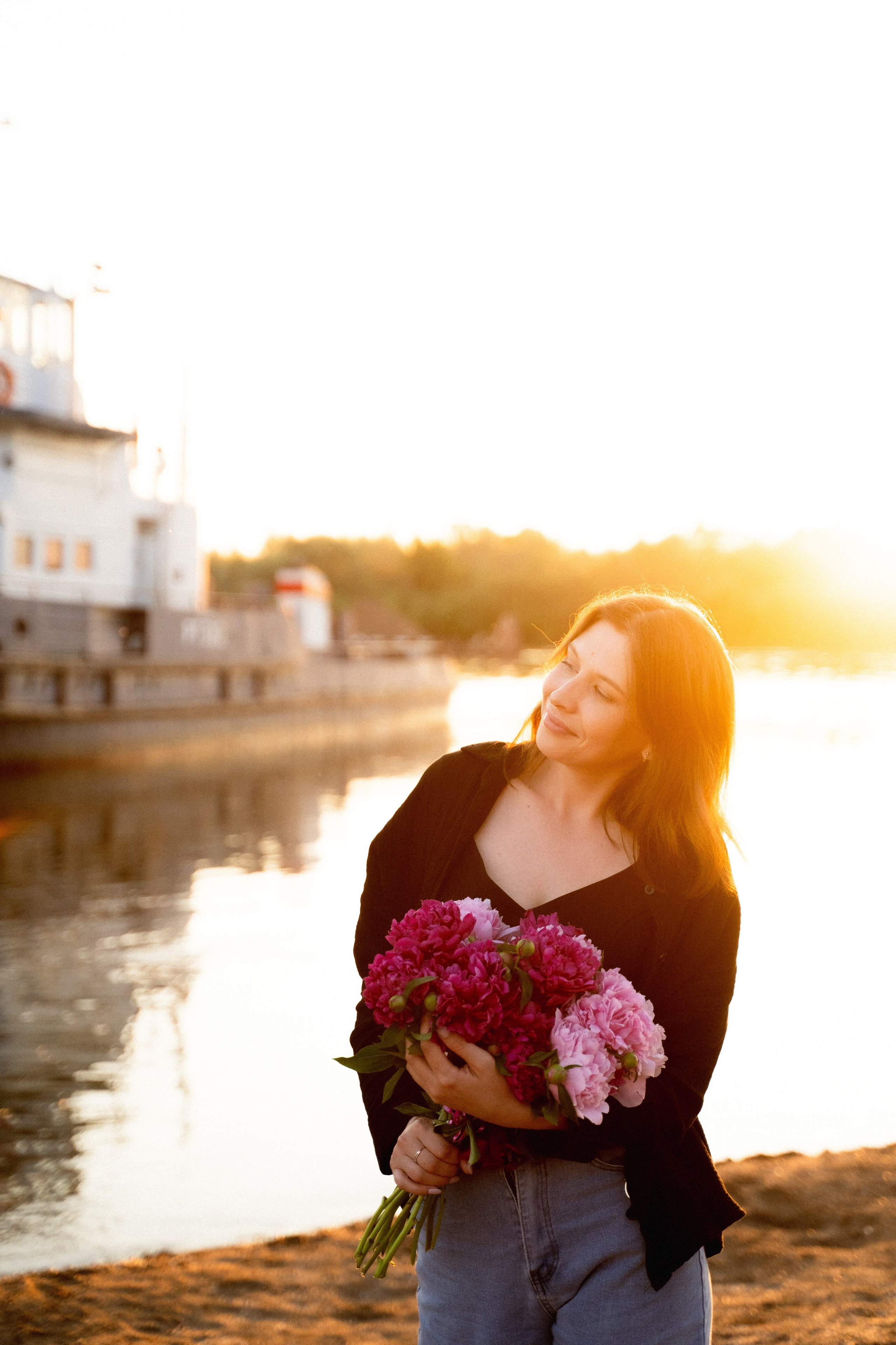 Девушки на берегу