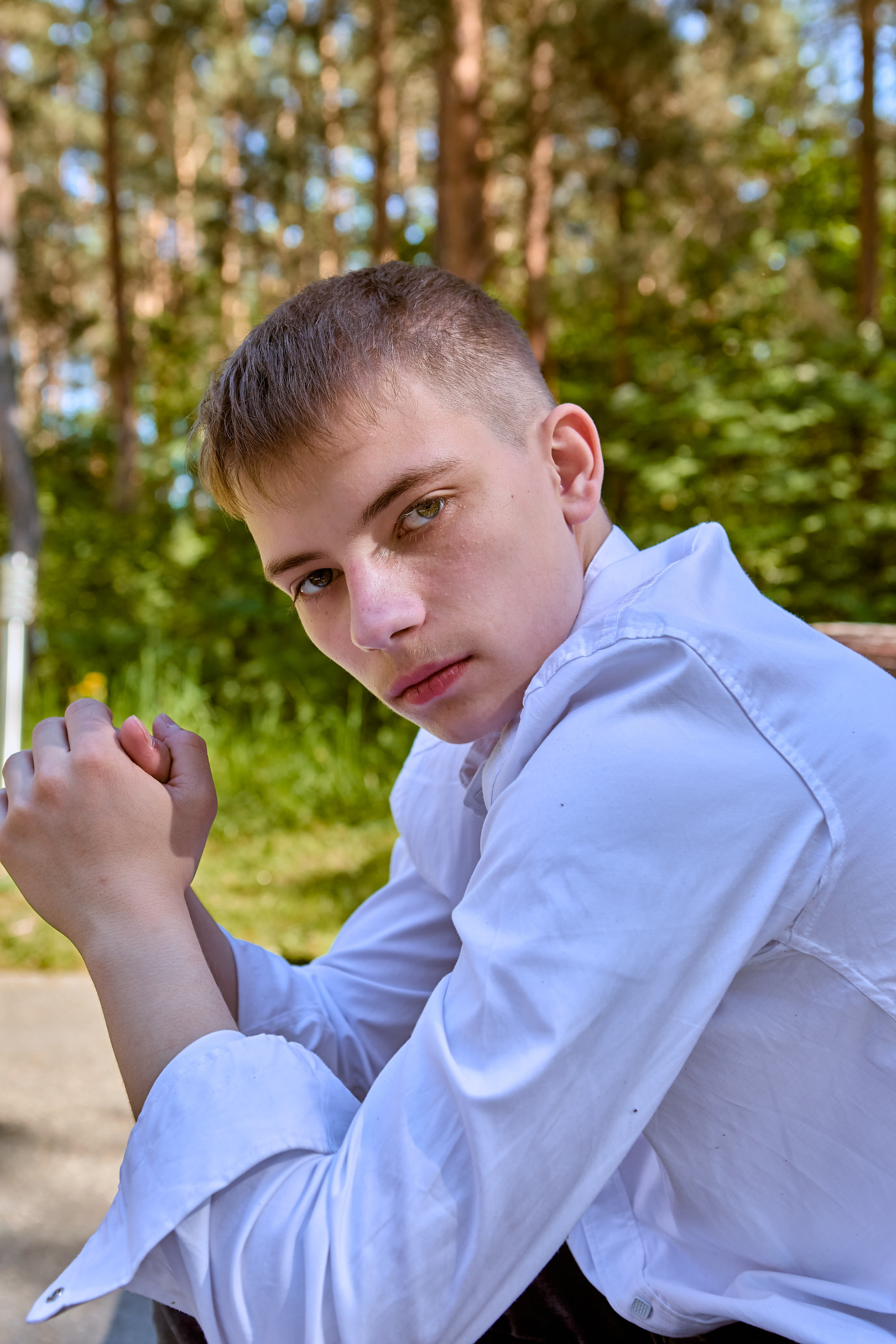 Молодёжный портрет на фоне зелёного парка — свет и вдохновение, фото православного фотографа Николая Голованова, г. Дзержинск.