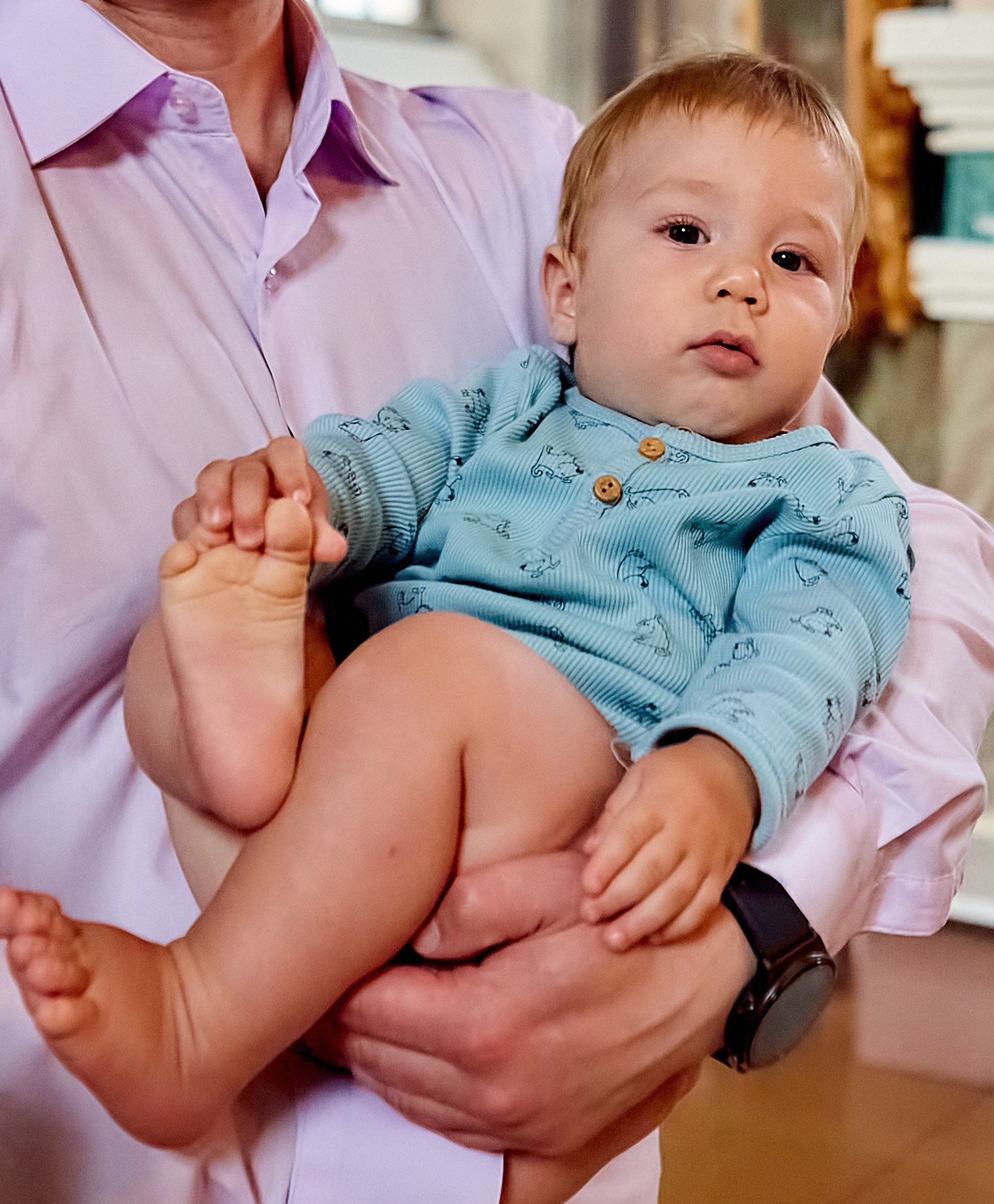 Папа и маленький сынок на руках