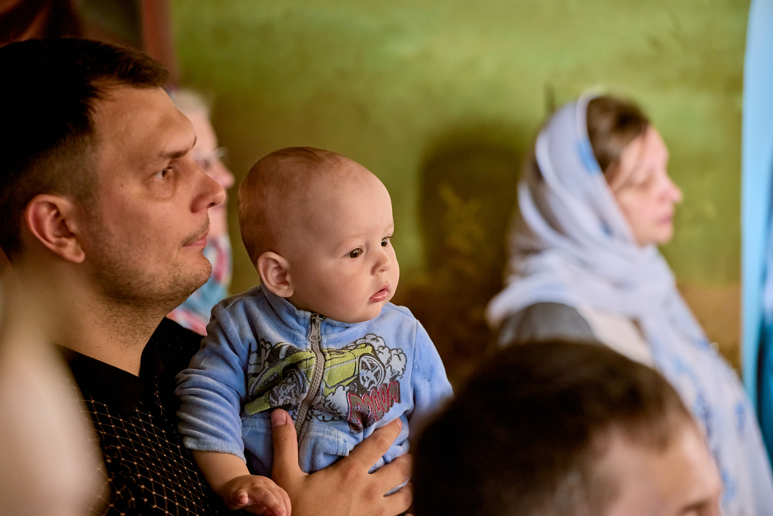 Мгновения духовного подъёма и молитвы в Неделю Всех Святых — живые кадры мастера церковной фотографии из Дзержинска.