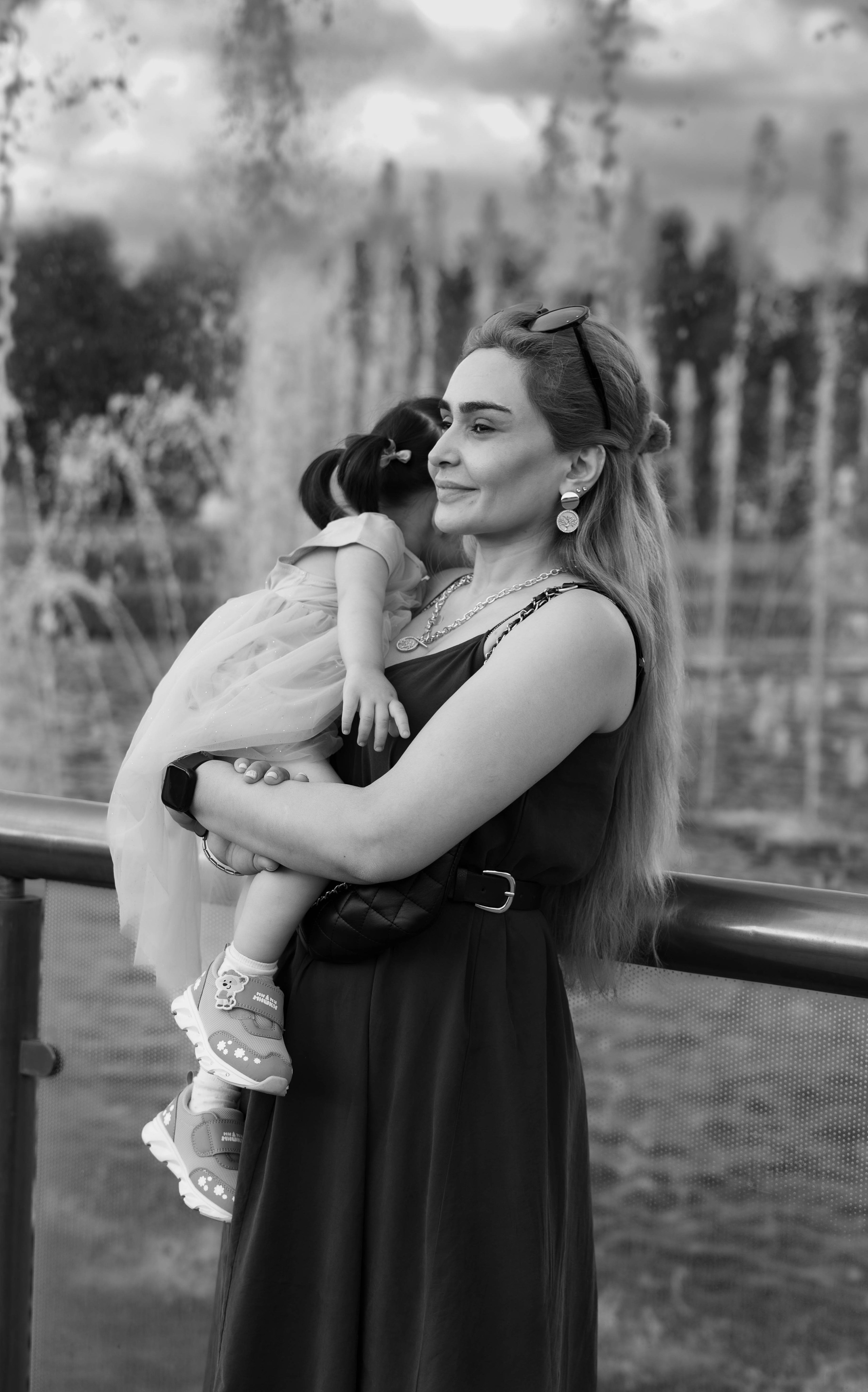 Прогулка мамы и дочки в парке