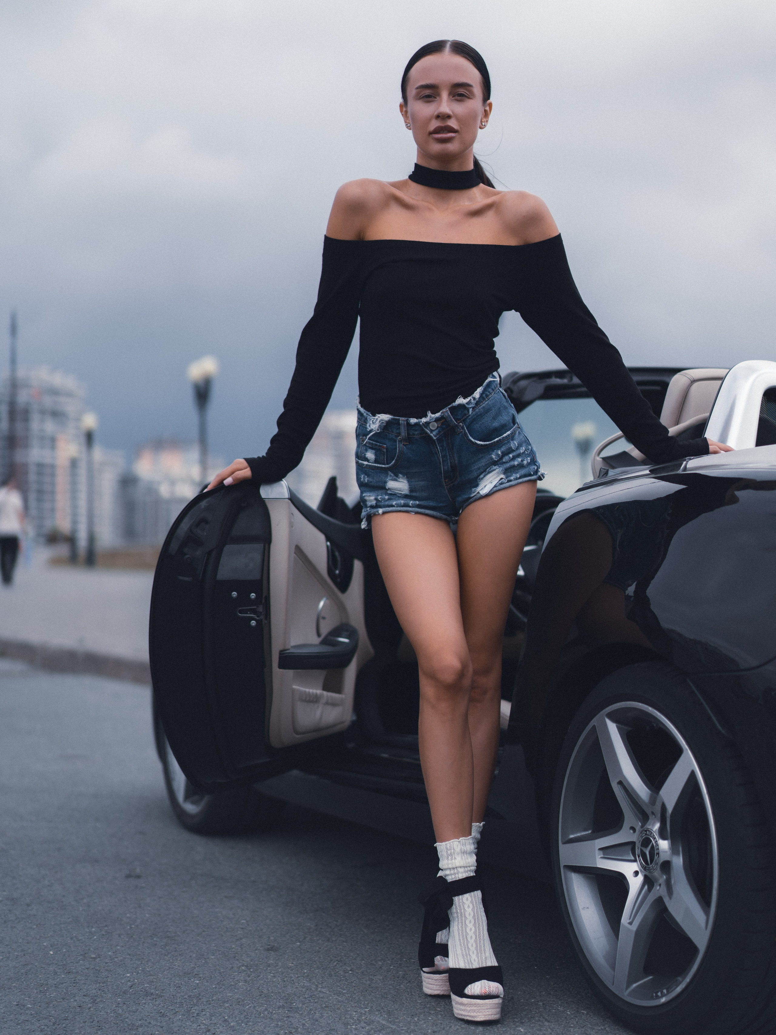 Стильная фотосессия с машиной в городе