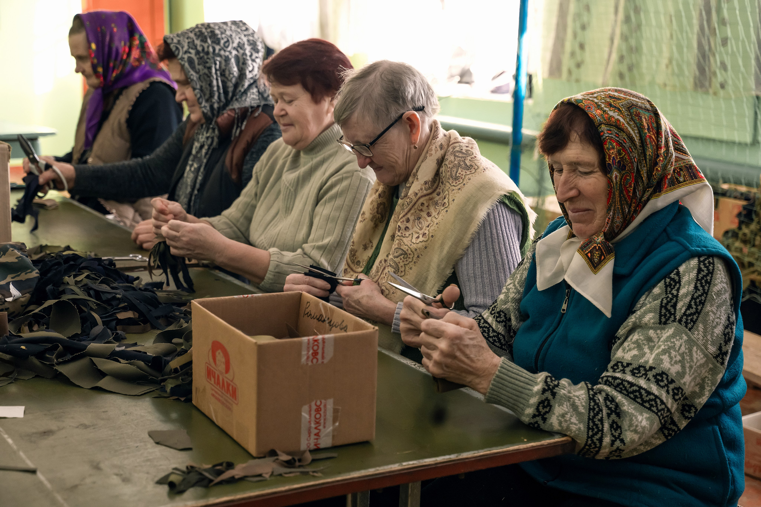 Современные труженницы тыла-женщины в плетут маскировочные сети. Главная