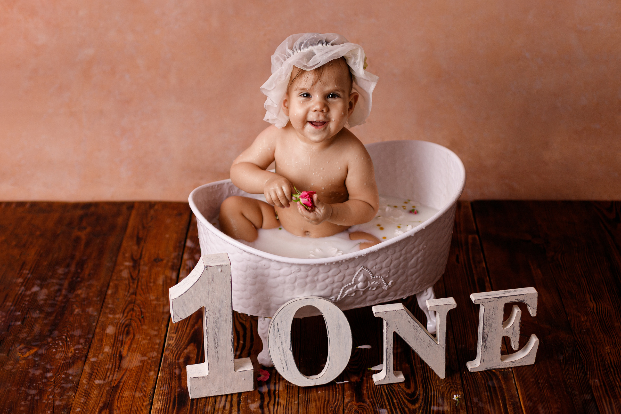 Малышка в молочной ванной на один годик