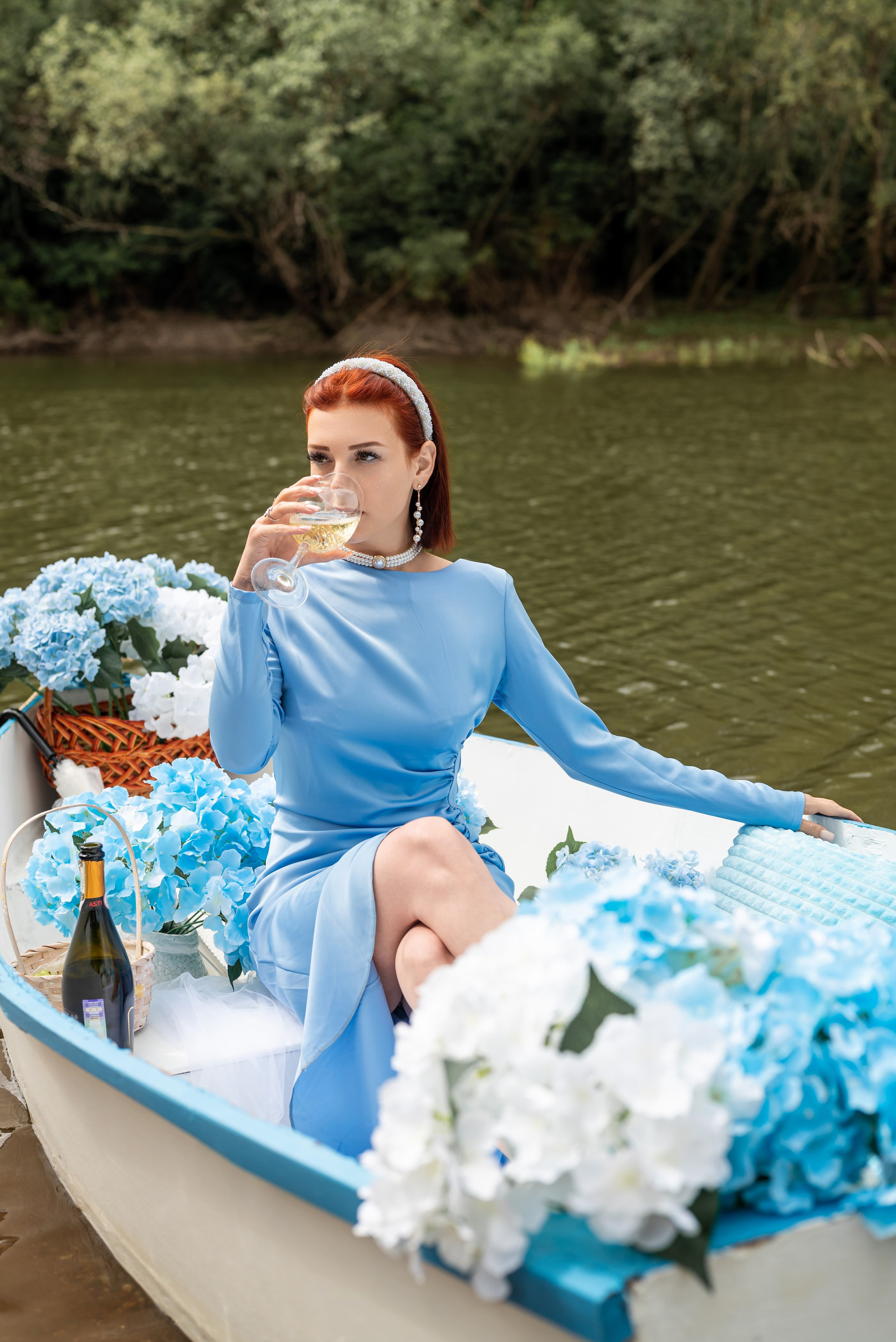 Фотопроект на лодке с голубыми гортензиями. Фотограф в городе Салават