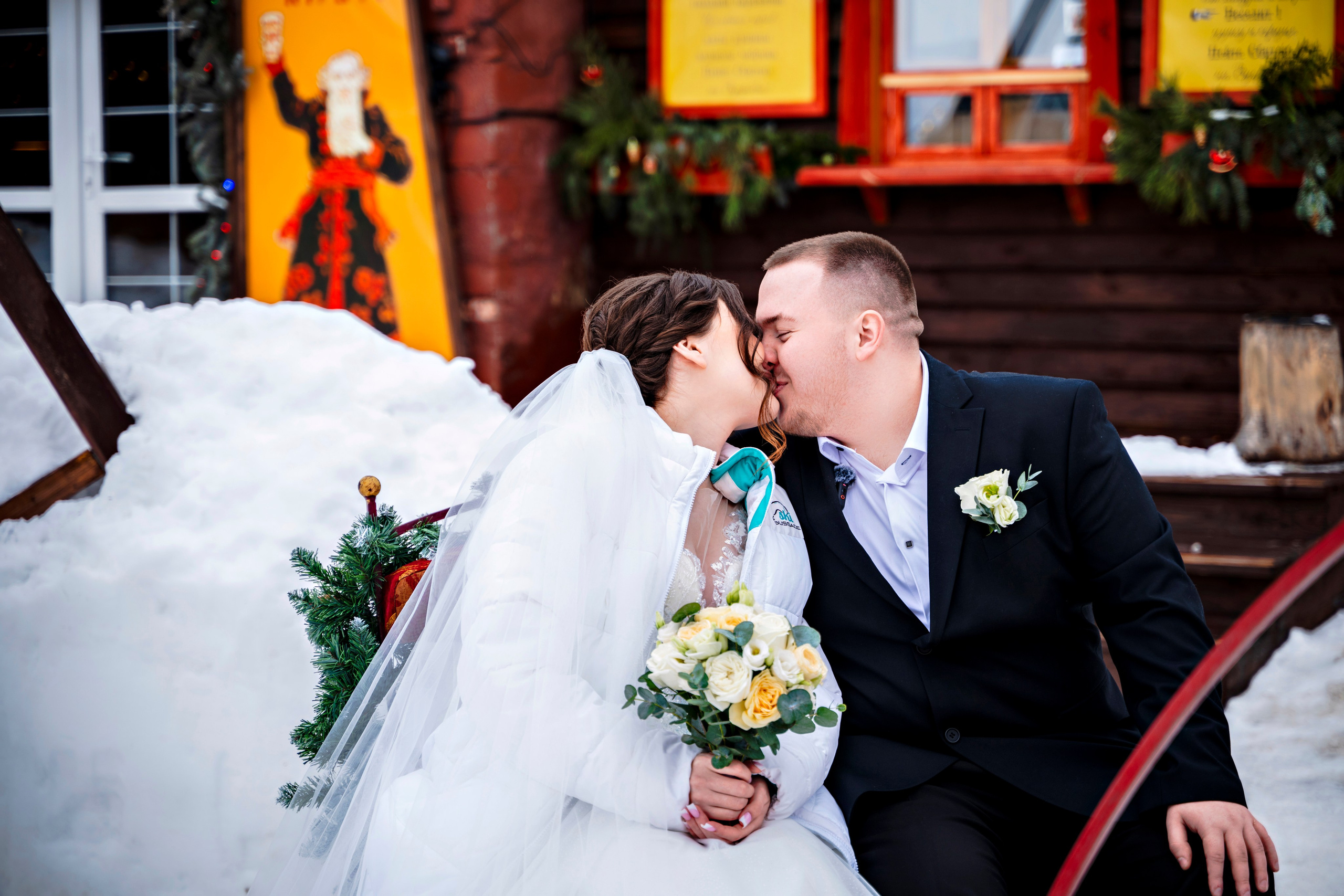 молодожены