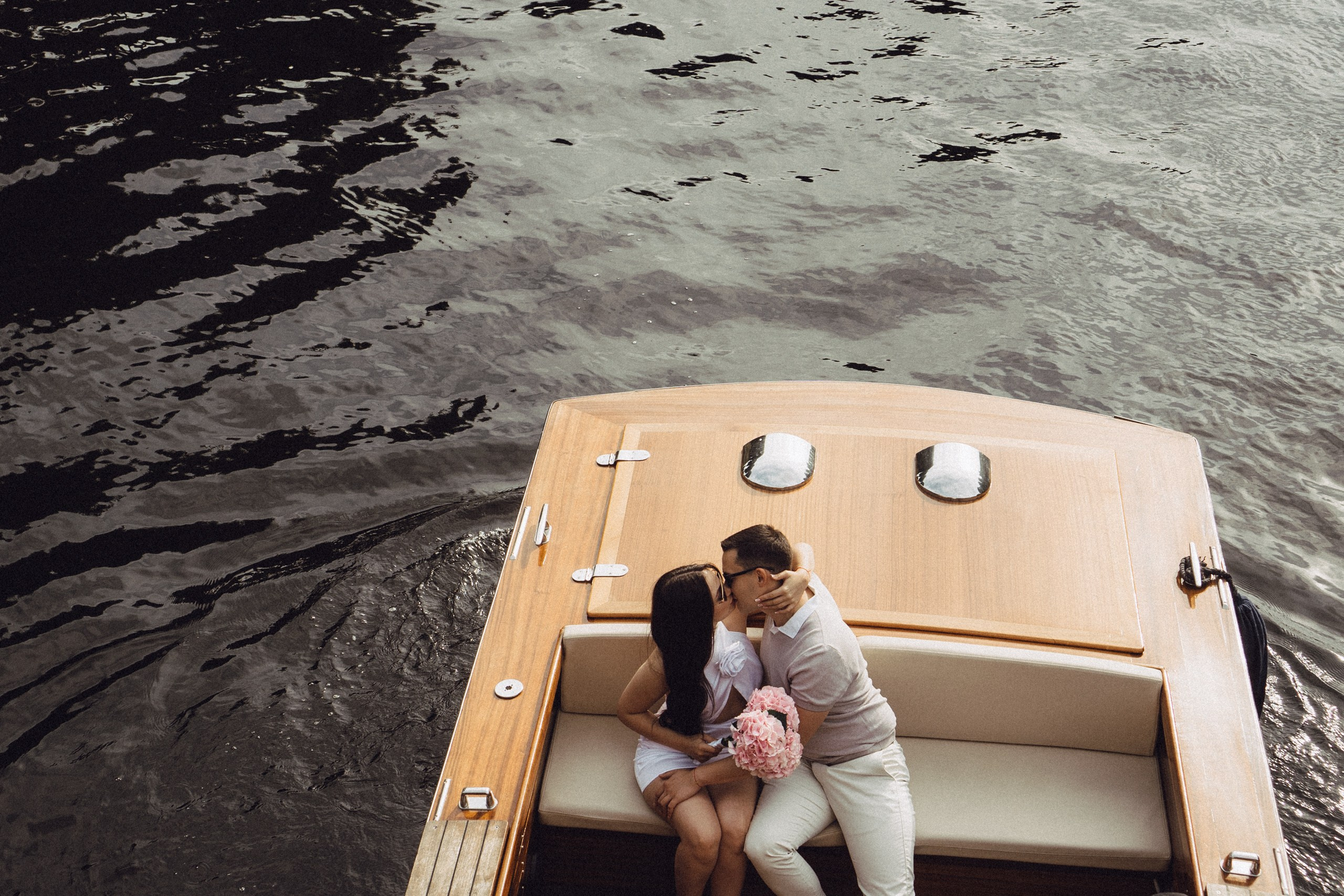 СВАДЕНБНАЯ СЬЕМКА НА КАТЕРЕ ПО КАНАЛАМ САНКТ-ПЕТЕРБУРГА И В АКВАТОРИИ НЕВЫ. Профессиональный фотограф, Санкт-Петербург — Виктория Богомолова