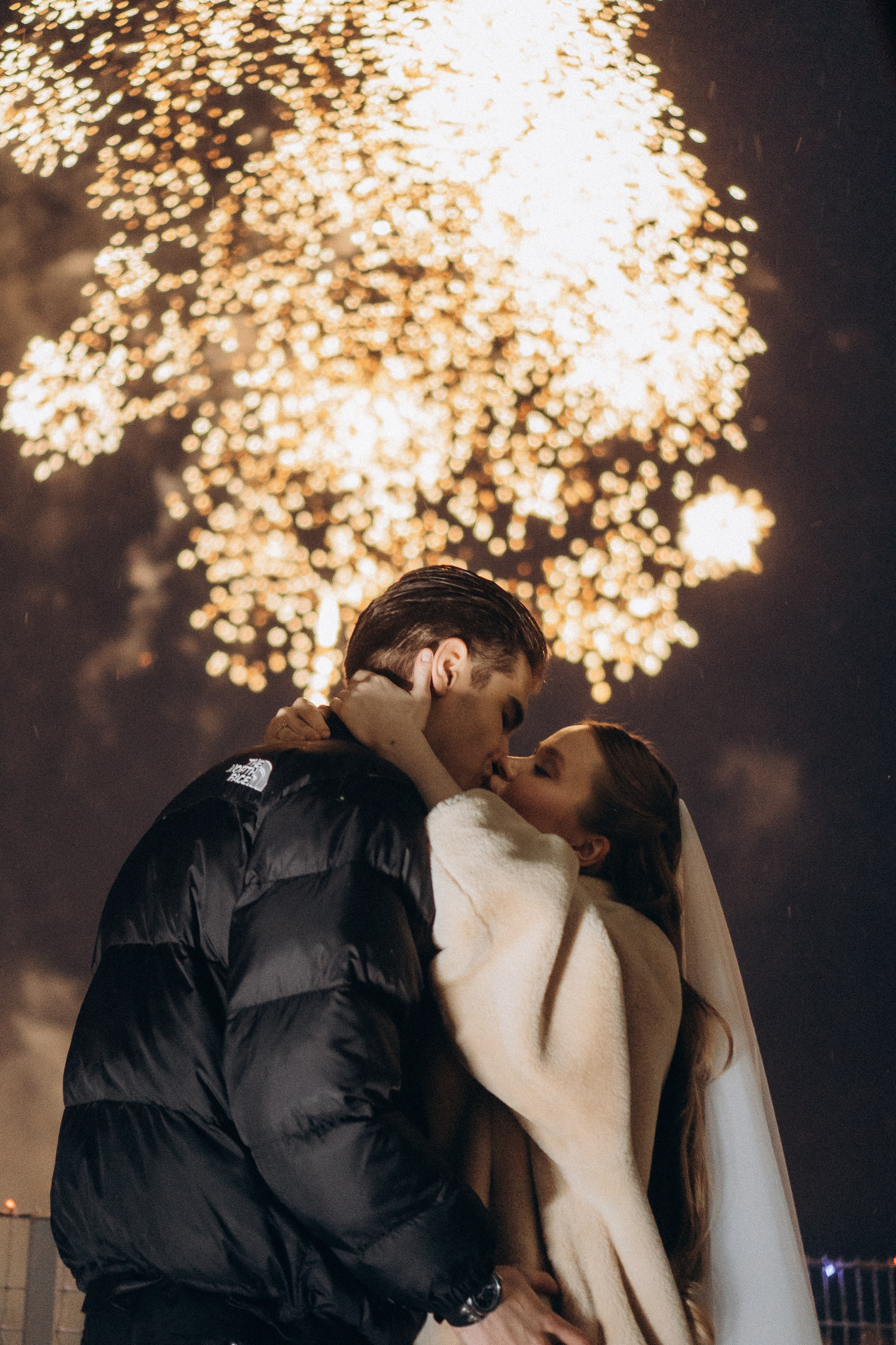 САЛЮТ НА СВАДЕБНОЙ ЦЕРЕМОНИИ (СНЯТО В СИБИРЕ В НИЖНЕВАРТОВСКЕ). Профессиональный фотограф, Санкт-Петербург — Виктория Богомолова