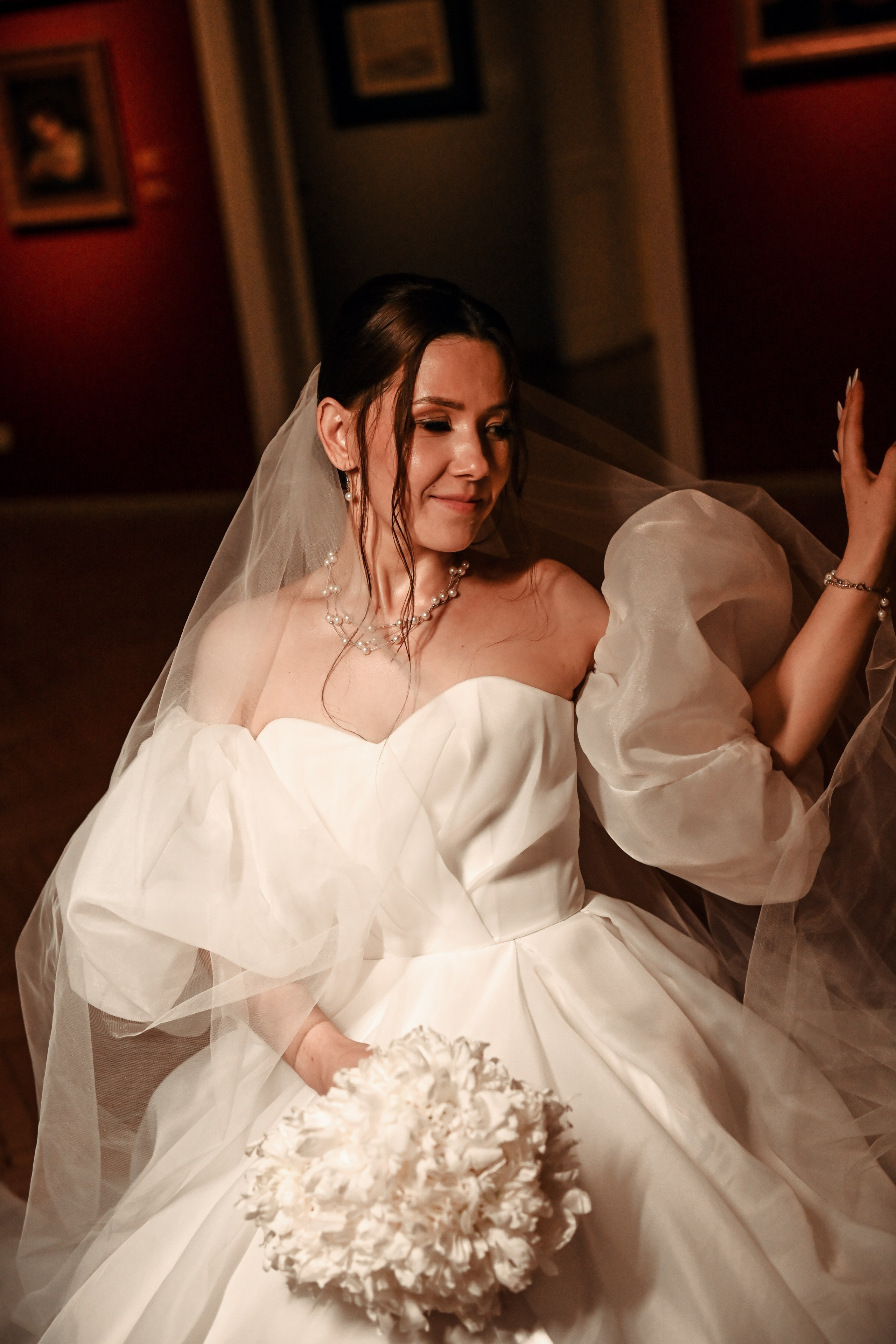 Небольшая свадебная серия в музее и прогулкой под дождем Эльмиры и Ризата. Свадебный, семейный, детский, контент фотограф в Омске Максим Ильин