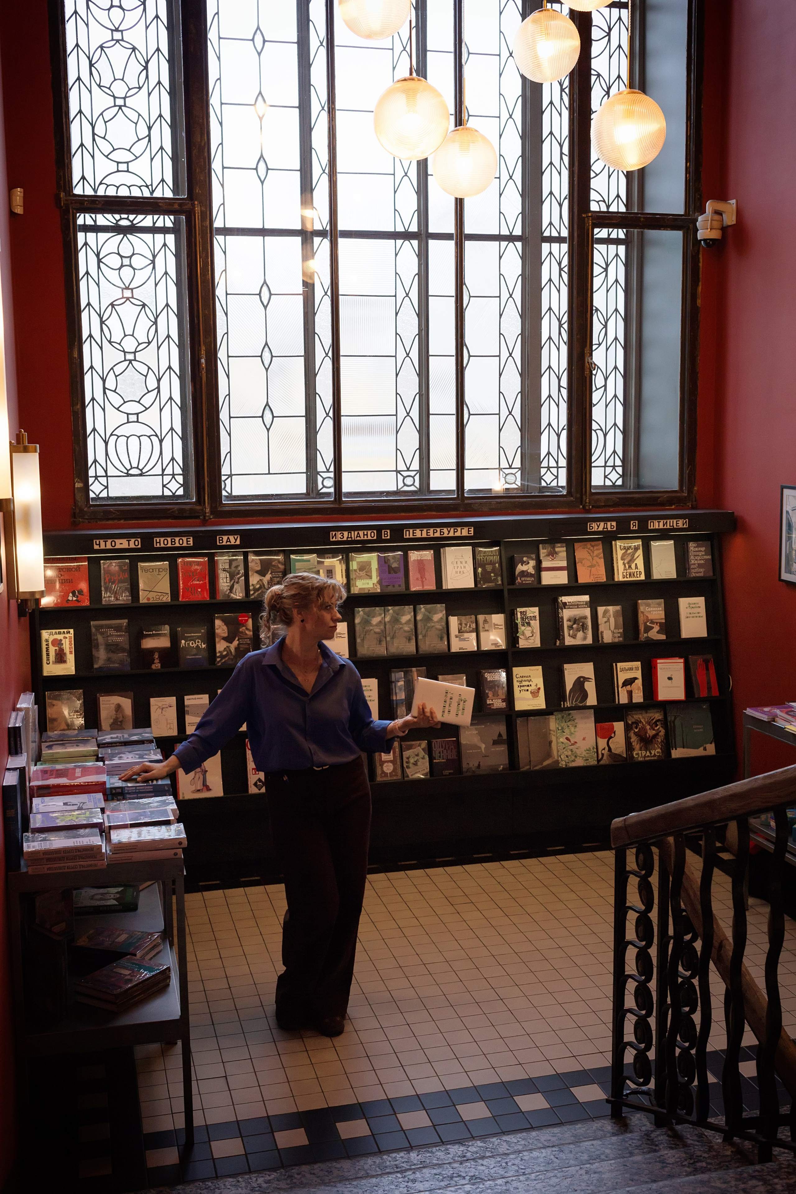 Фотосессия в СПб и книжном магазине Подписные издания. Портретные фотосессии, контент-съемки, репортаж