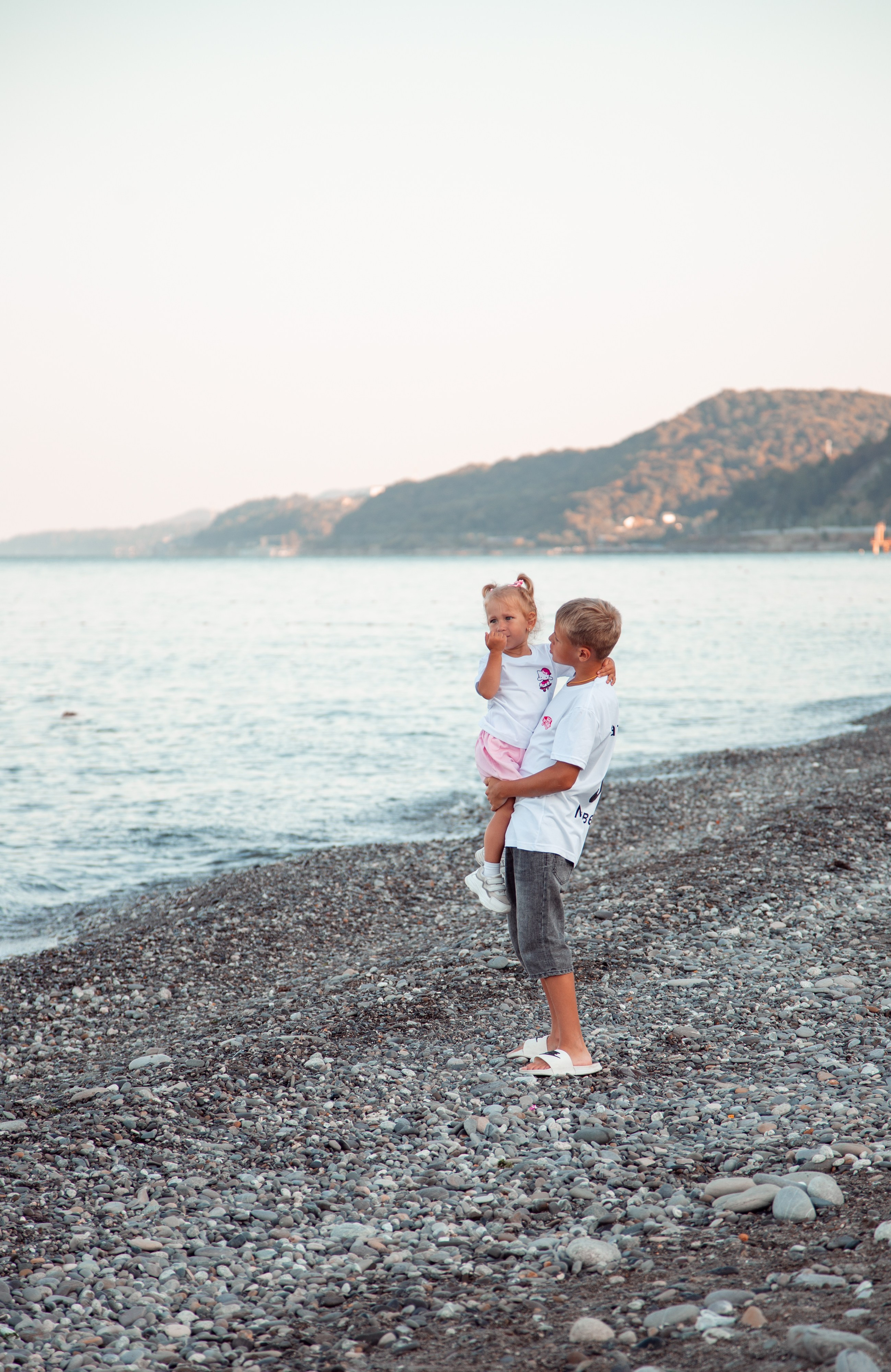 Каждый год они проводят фотосессию в именных майках у моря в Лоо. Семейный фотограф в Сочи, Лоо, Дагомысе, Вардане Кучумова Олеся