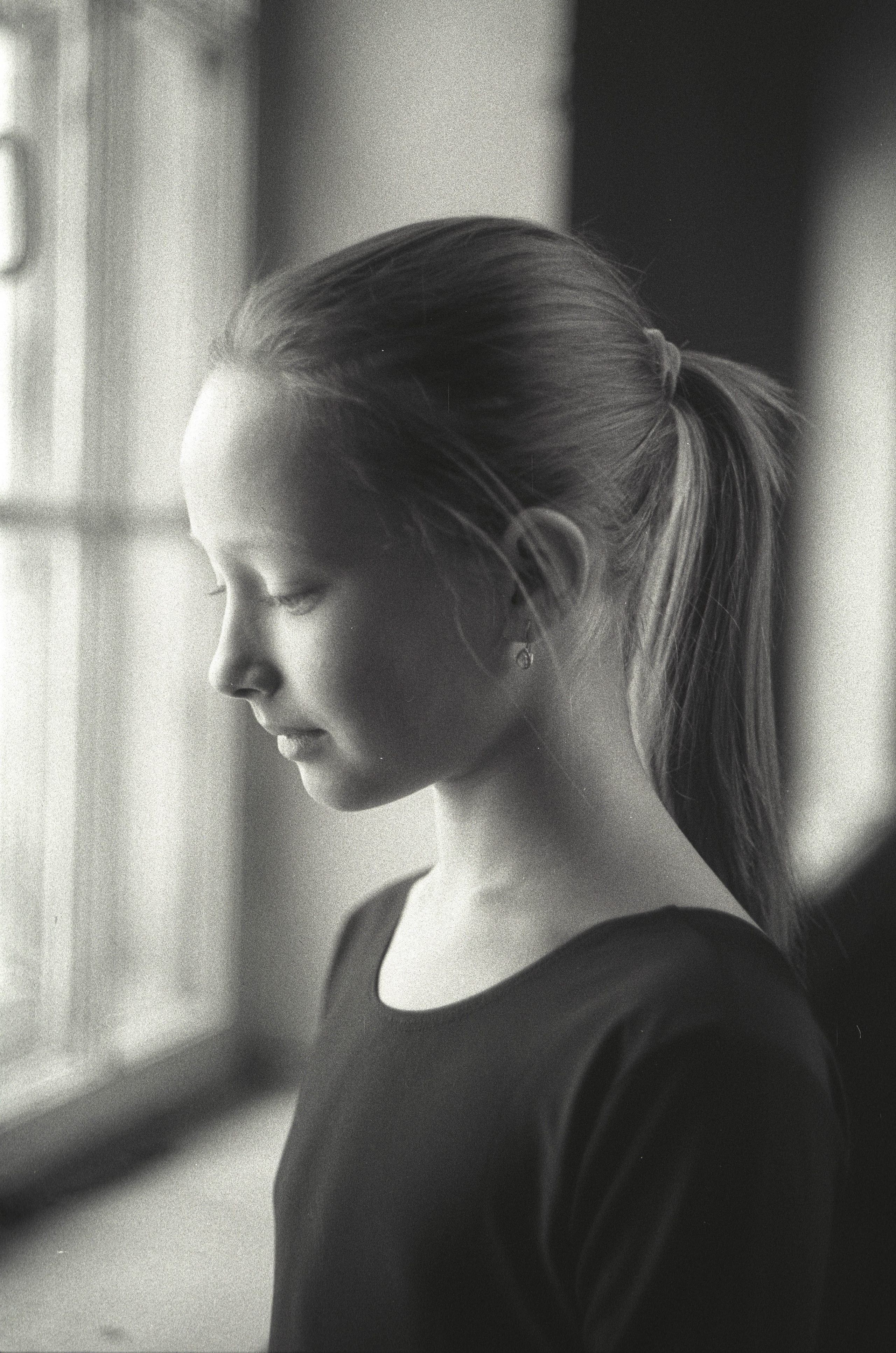 Автор фотограф: Додров. Ph: dodrov. Пленочная фотография обладает своим уникальным очарованием и стилем, который отличается от цифровых снимков. Ее особенный характер проявляется в необычайной глубине, насыщенности и теплоте цветов, а также в нежной зернистости, которая добавляет текстуры и атмосферности снимкам