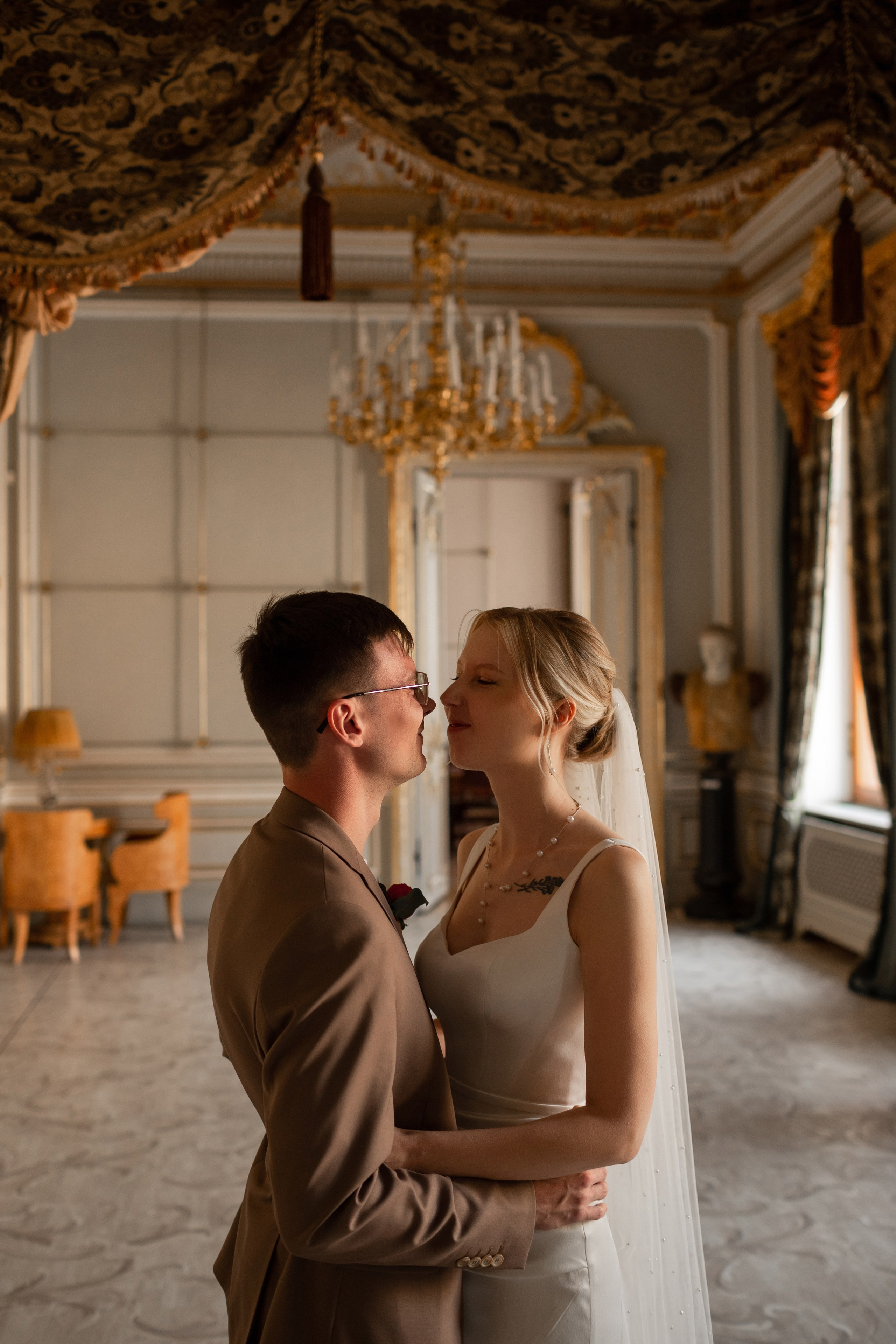 Свадебная фотосессия во дворцах Петербурга. Свадебный фотограф Кирилл Белый