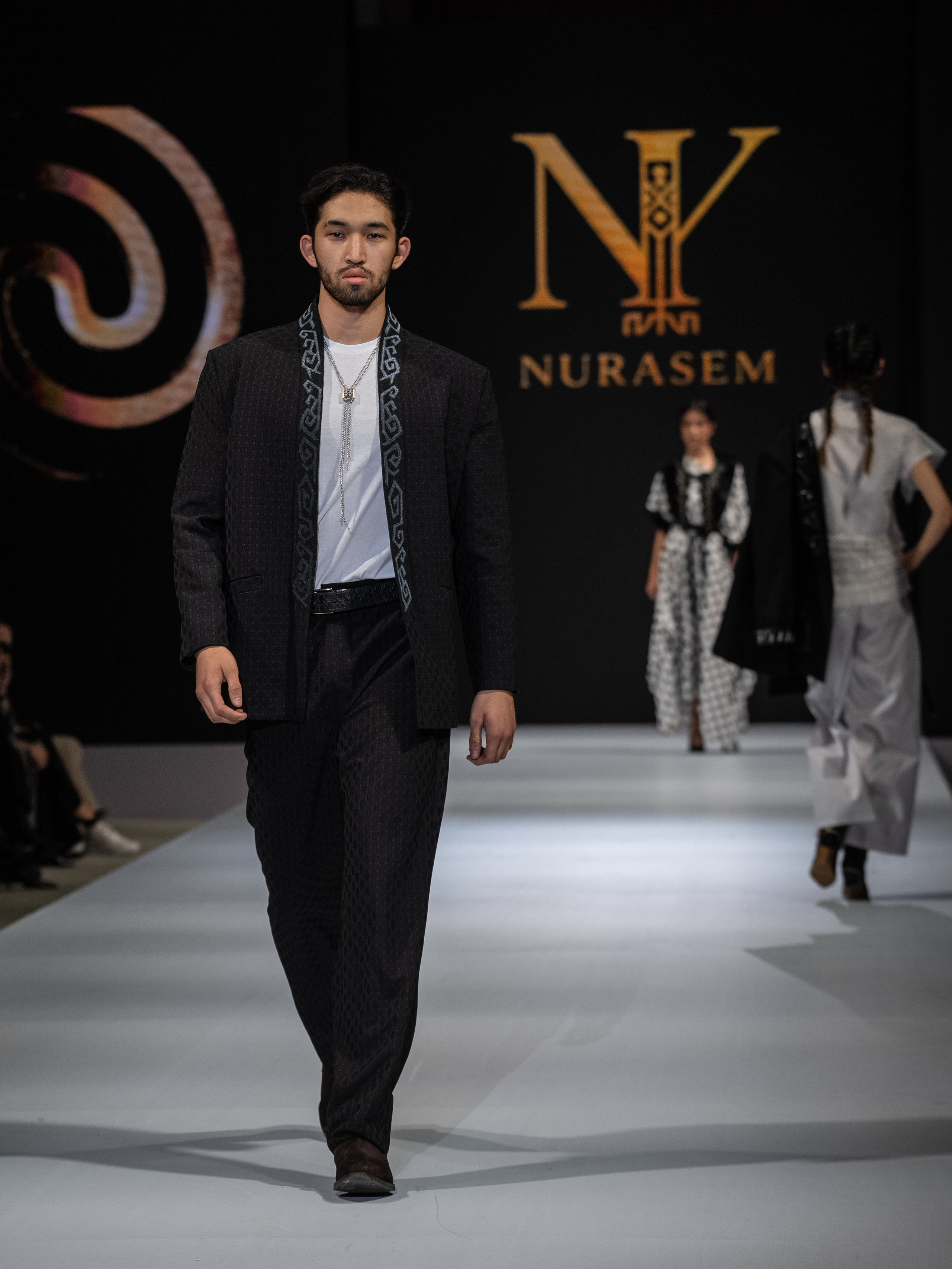 EURASIAN FASHION WEEK Nurasem. Сайт Алматинского НЮ АРТ, будуар и фэшн фотографа Дениса Карпенко