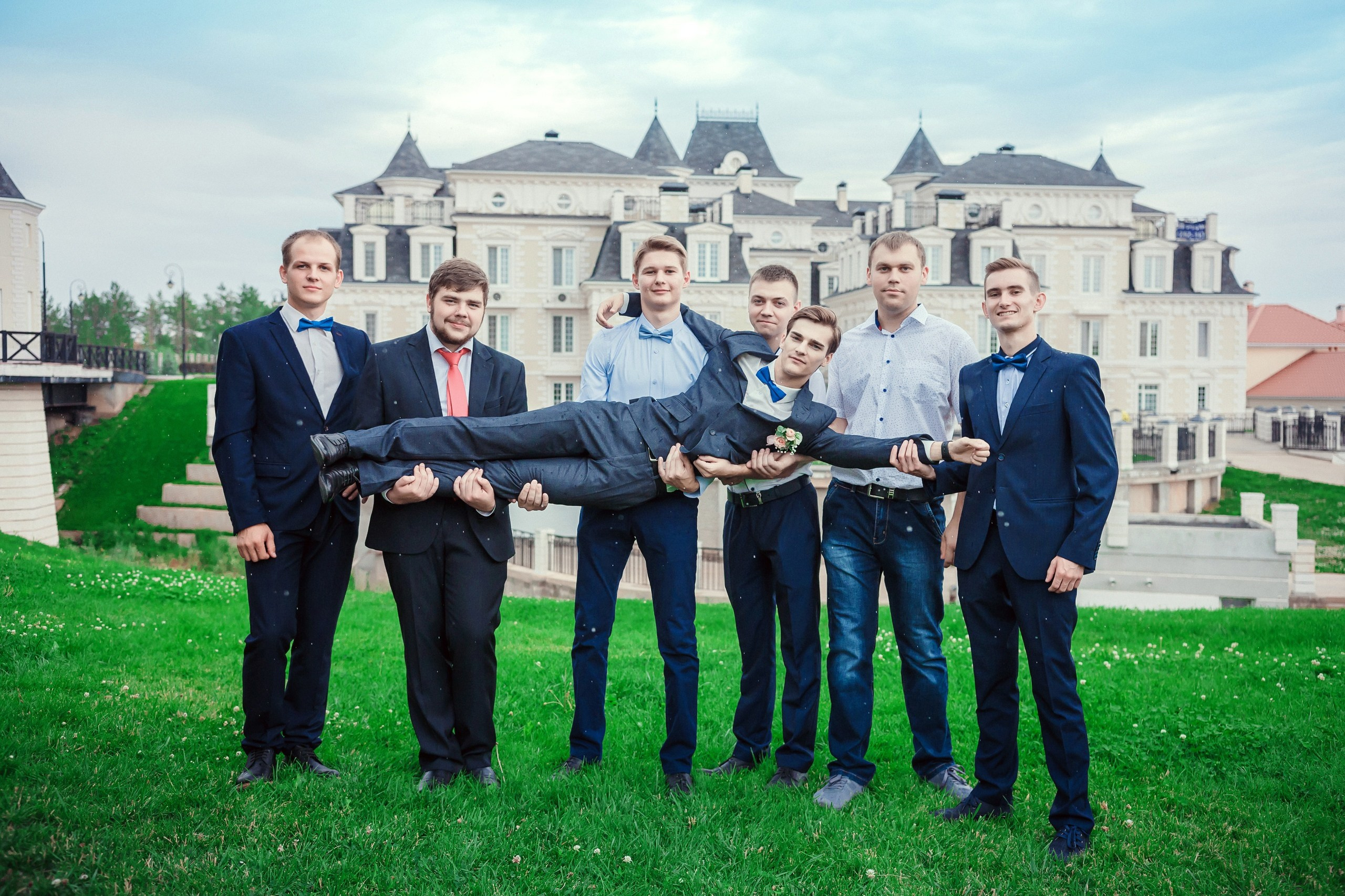 Свадебная съемка необычная фотография с гостями.