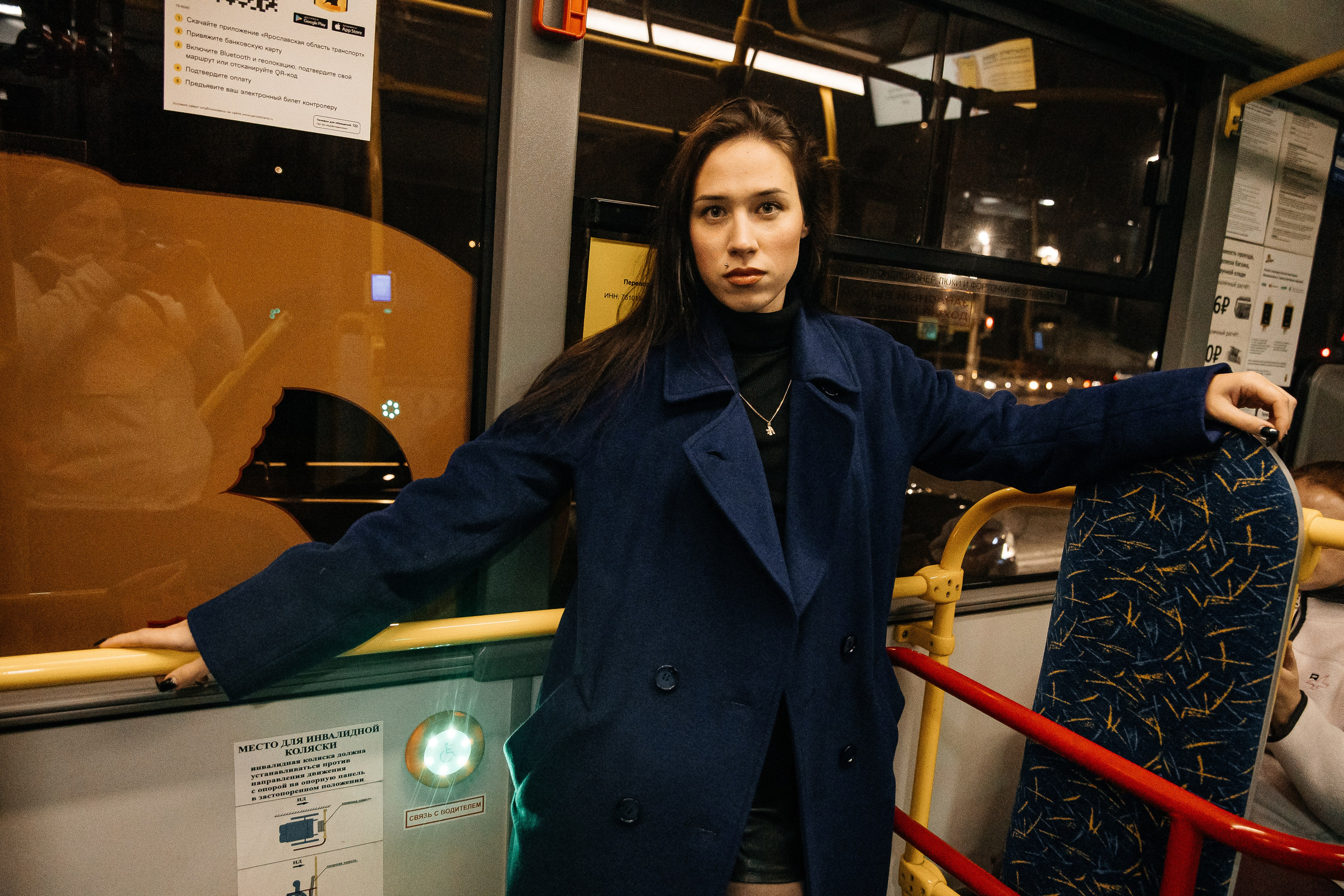 Девушка в пальто на выходе из автобуса, город Рыбинск