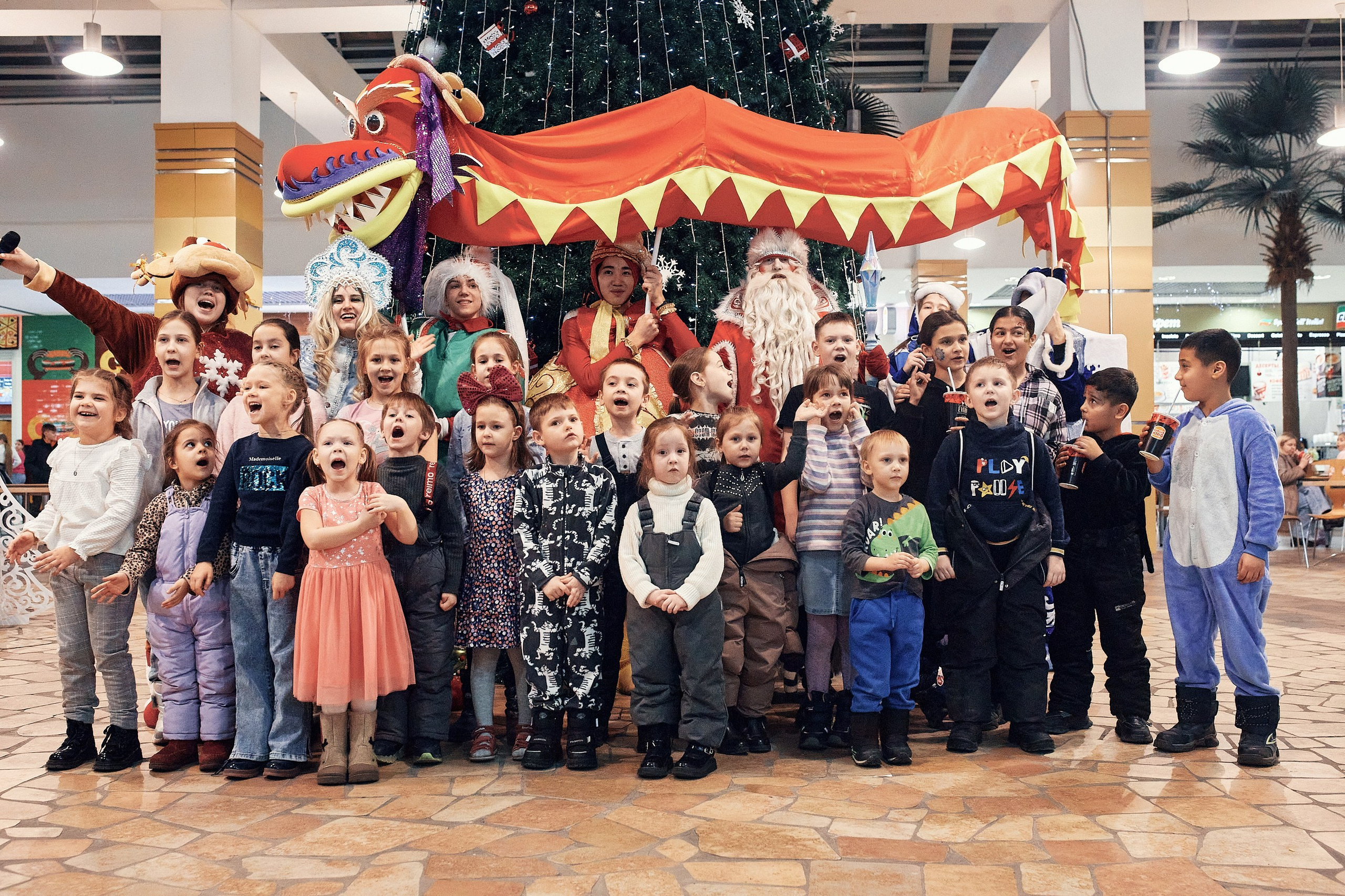 Детский новогодний праздник в ТЦ Июнь. Семейный и репортажной фотограф в Красноярске и Москве Виктор Бабинцев