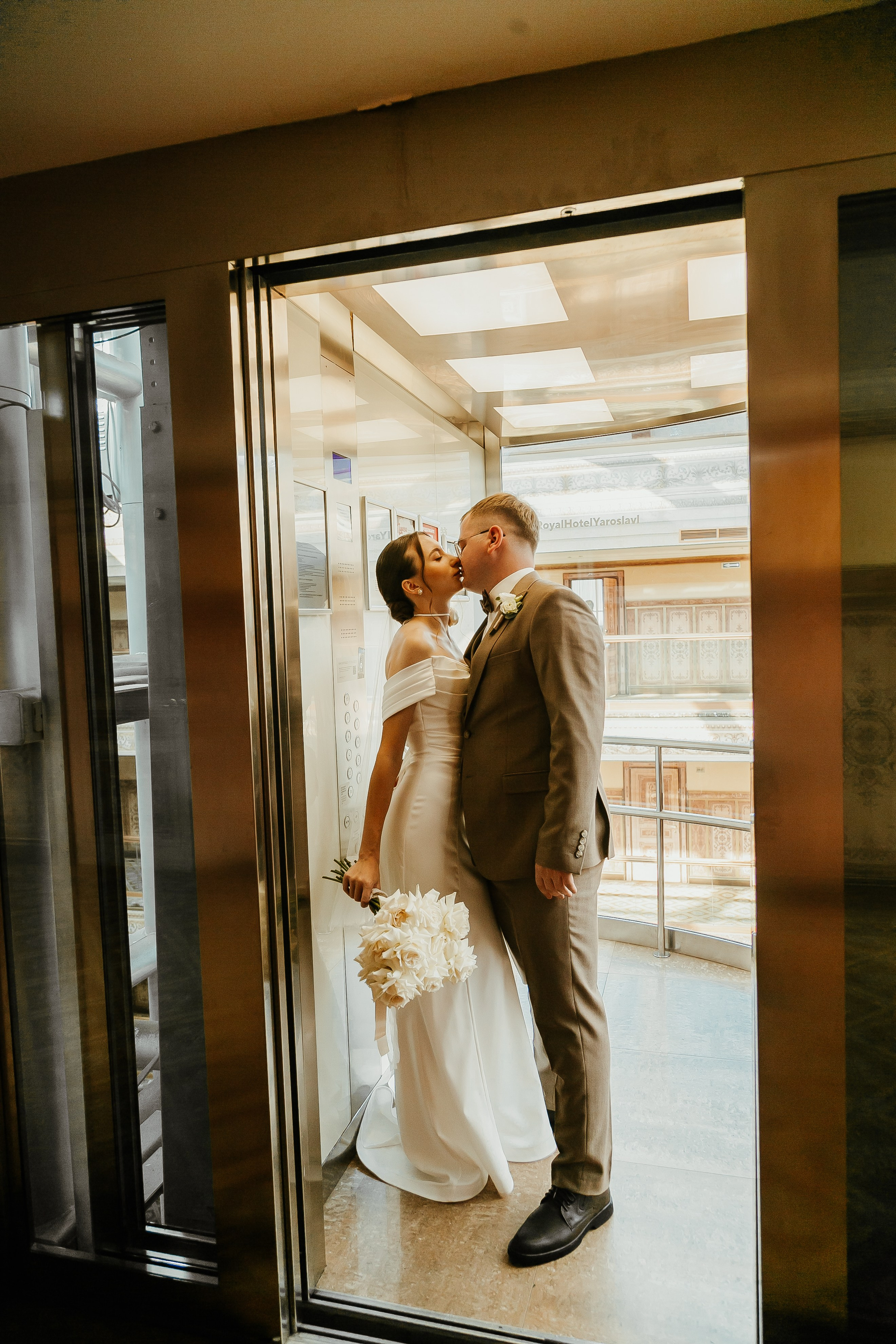 Свадебная осенняя фотосессия Ивана и Лидии в городе. Свадебный и репортажный фотограф в Ярославле и Санкт-Петербурге Роман Микрюков