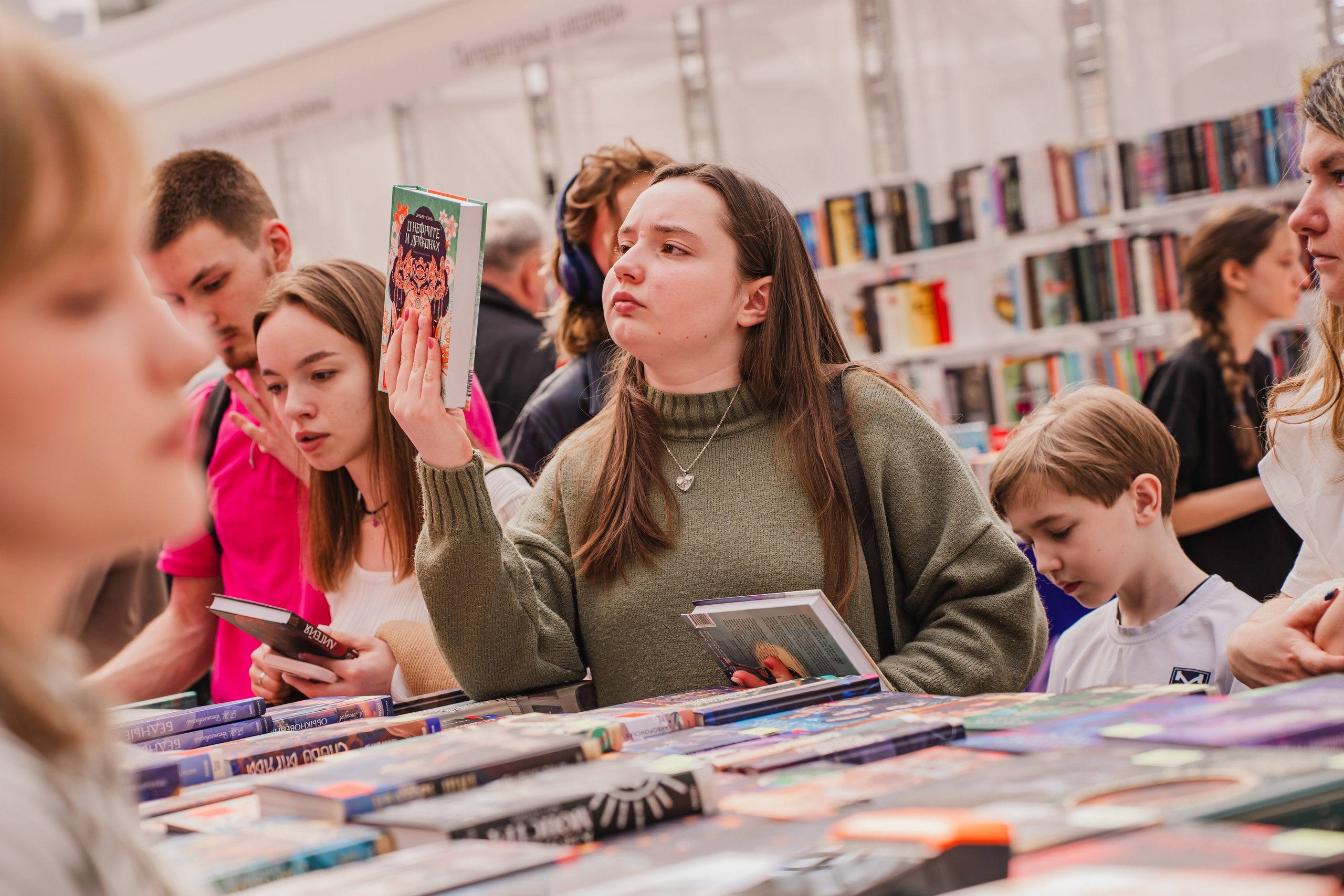 МИФ Non/fictio№ 2025 стенды. Репортажный фотограф Анастасия Рубцова