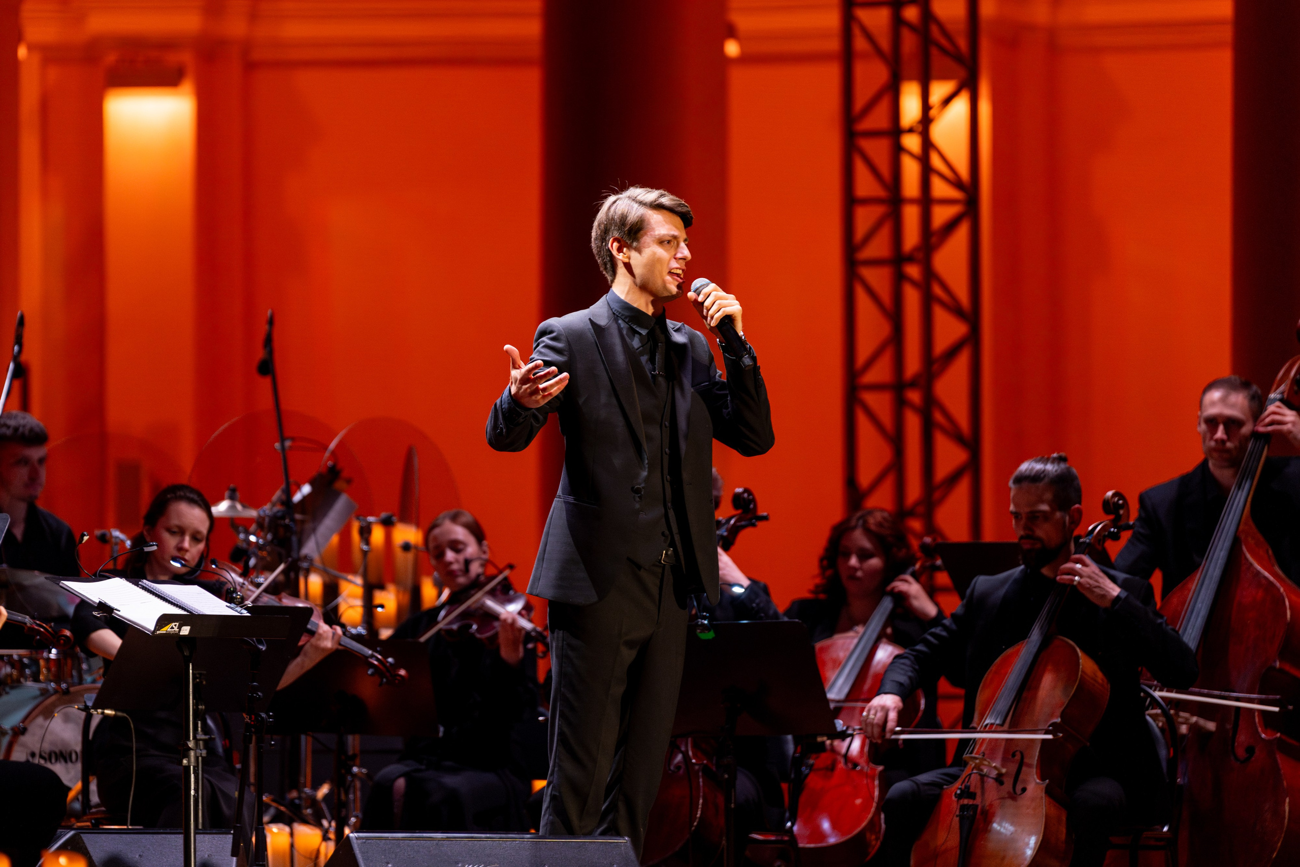 Симфонический оркестр Lumisfera при свечах. Фотограф Никита Комаров