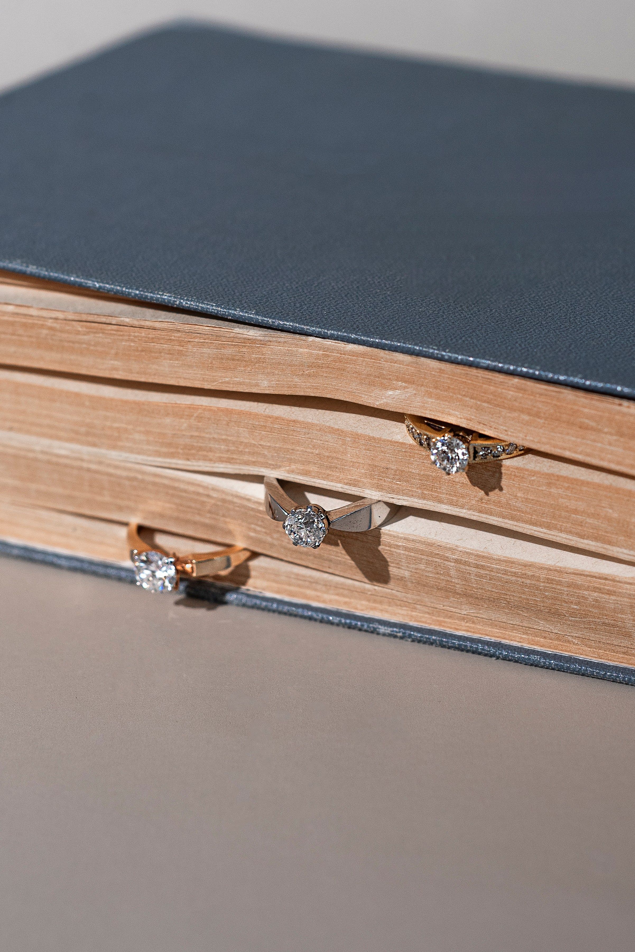 Помолвочное кольцо с бриллиантом