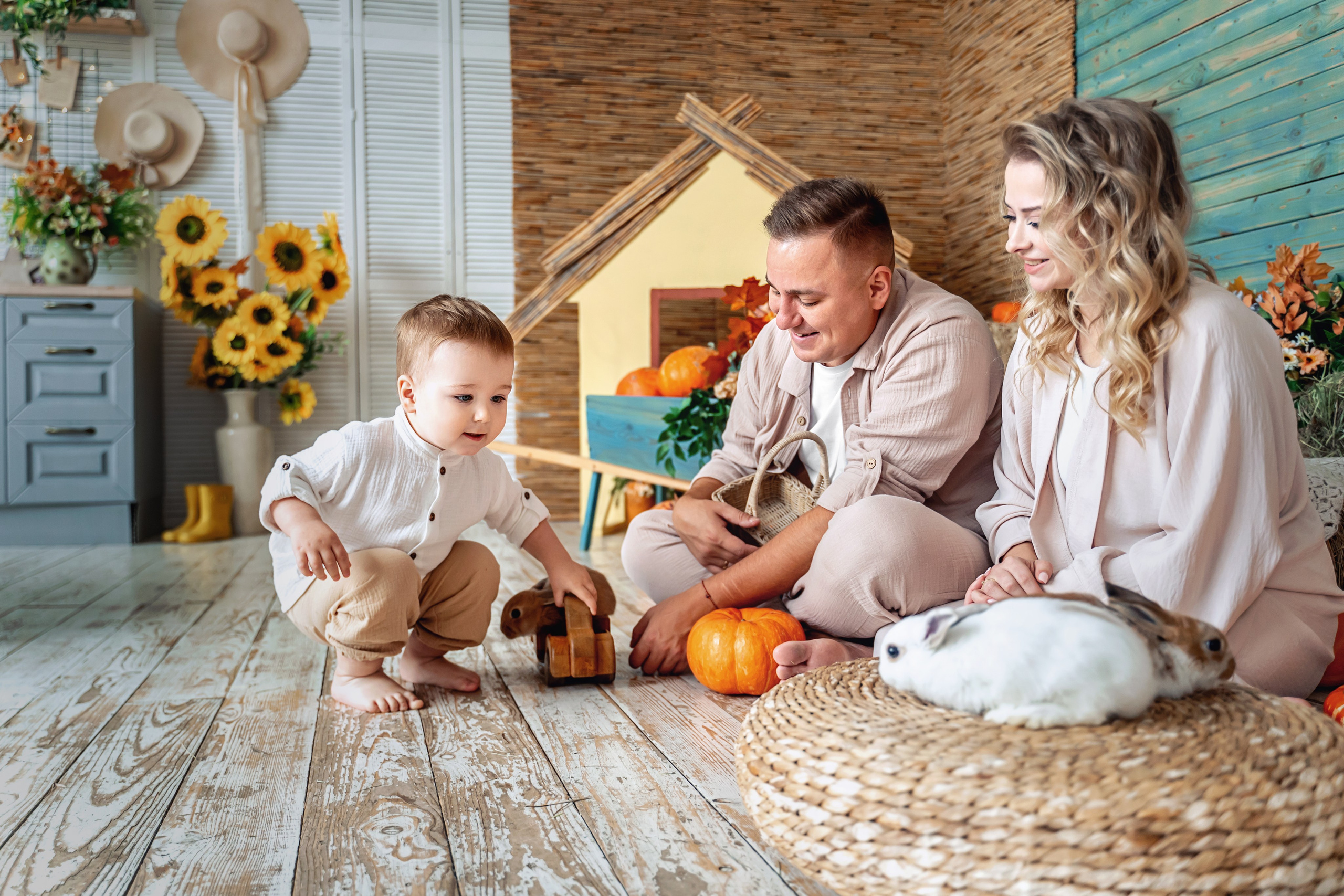Семейная съемка с кроликами в студии. Фотограф \ Видеограф на Крещение, Венчание Москва| Семейные съемки