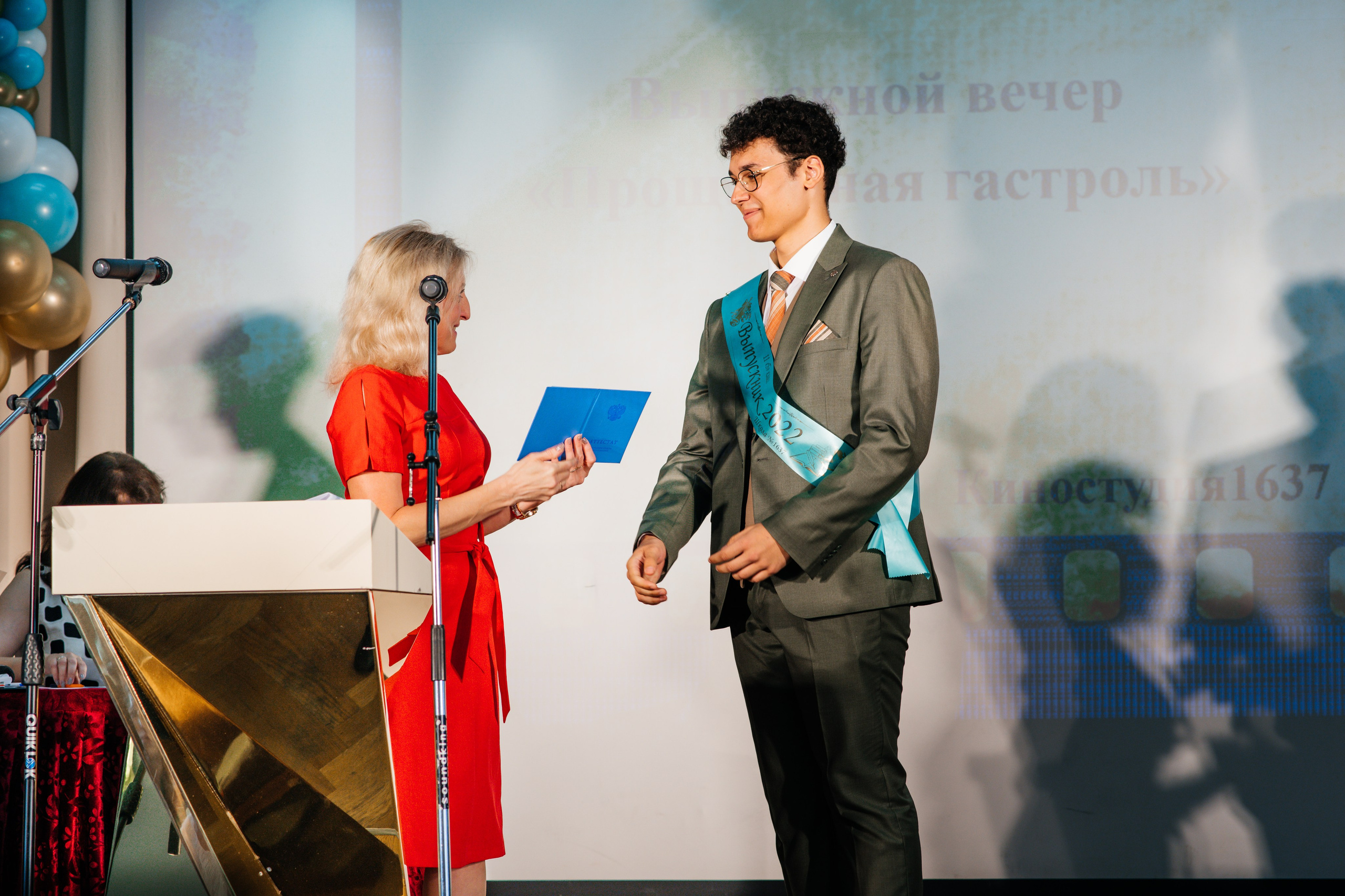 Вручение аттестатов. Выпускные альбомы в Подольске Москве и МО