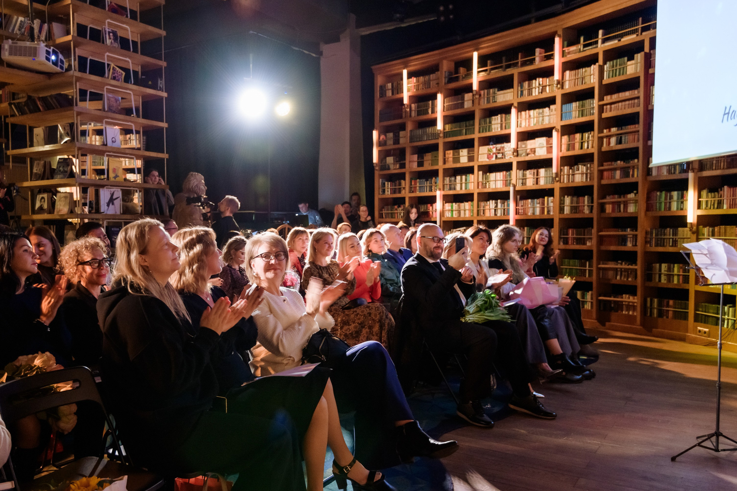 Презентация стихов Надежды. Репортажный фотограф Сергей Дроздов