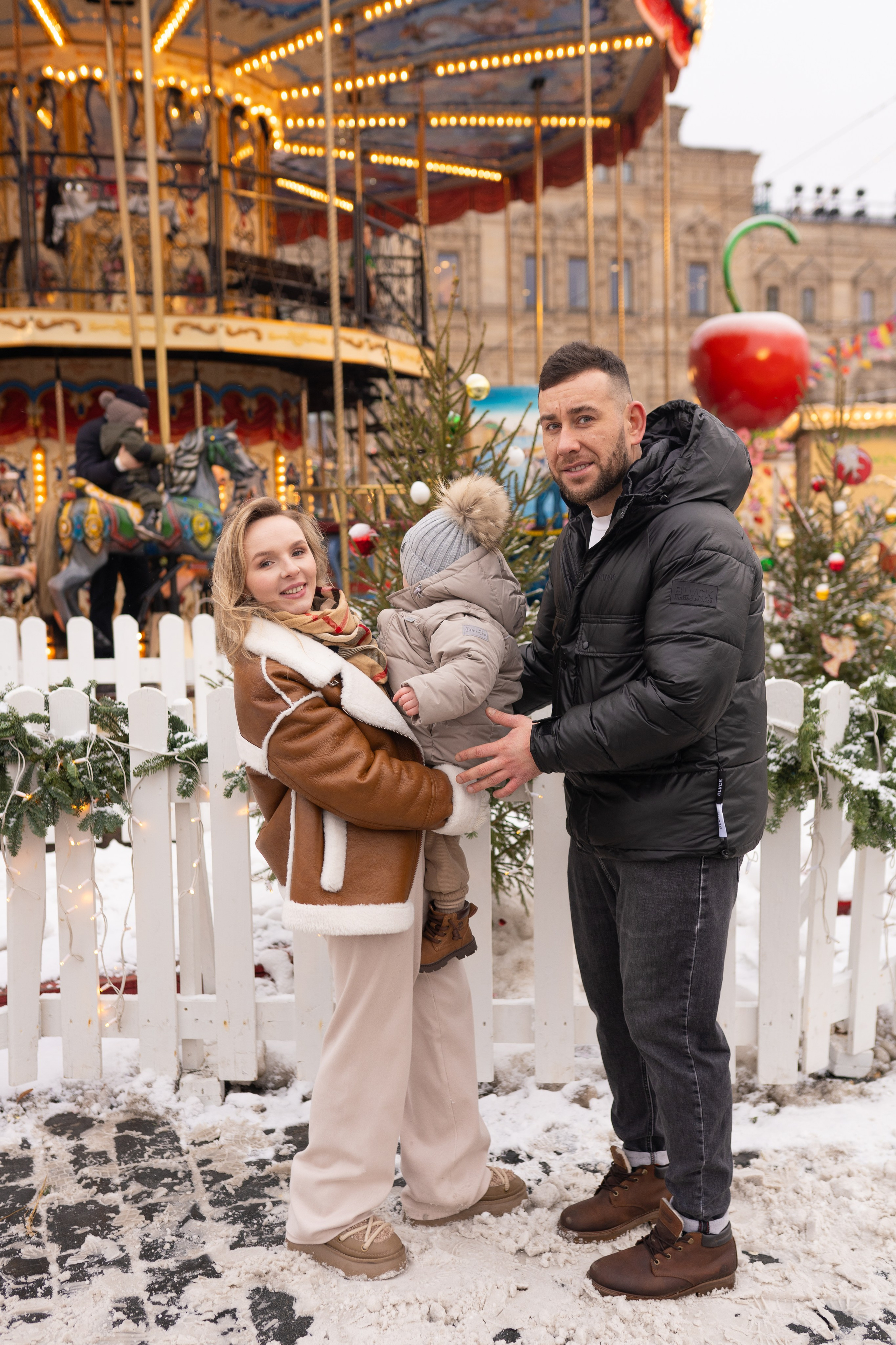 Павел, Егор и Наталия на ГУМ Ярмарке. Свадебный фотограф в Москве Анна Полушина