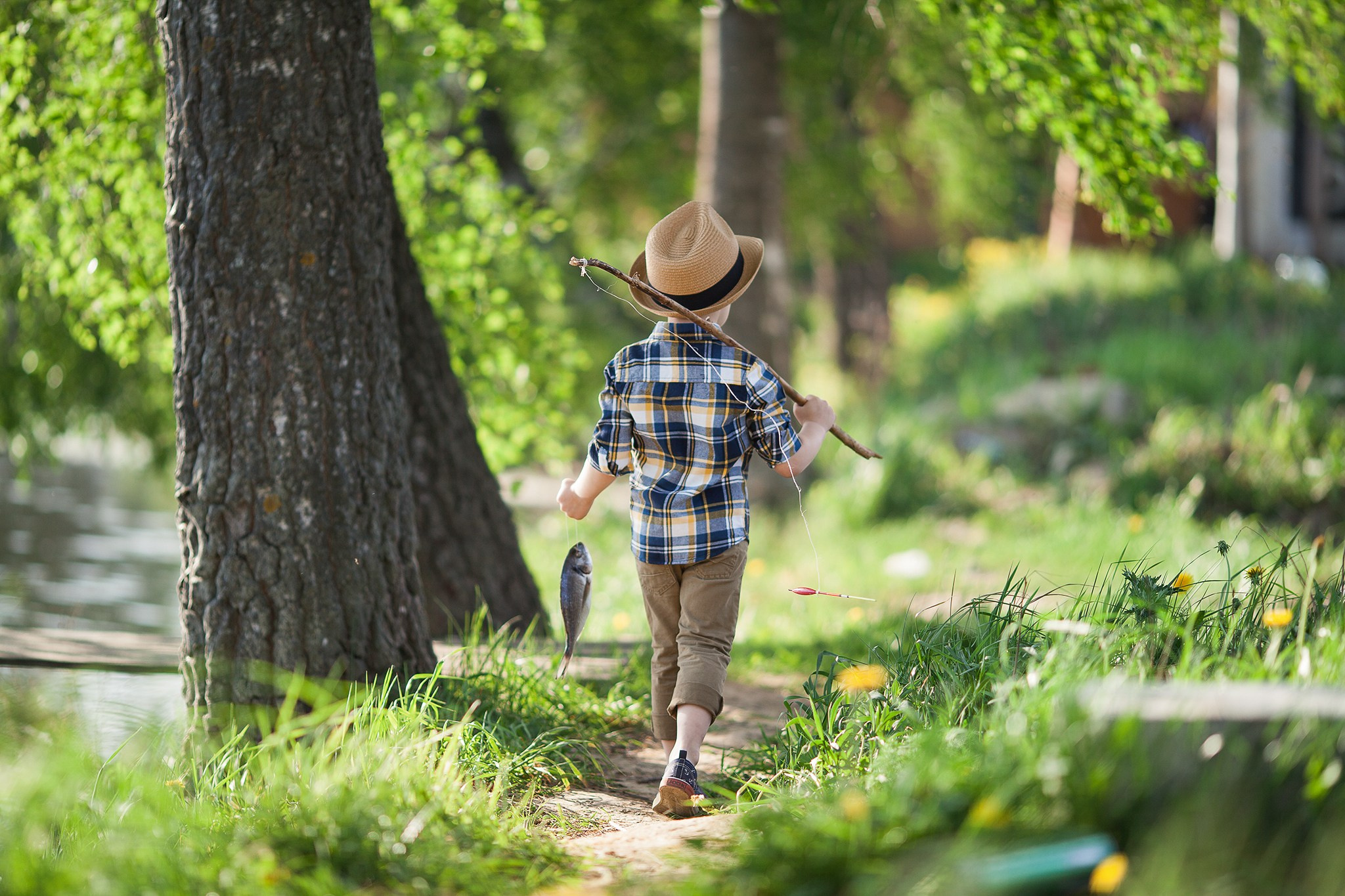Мальчик уходит вдаль