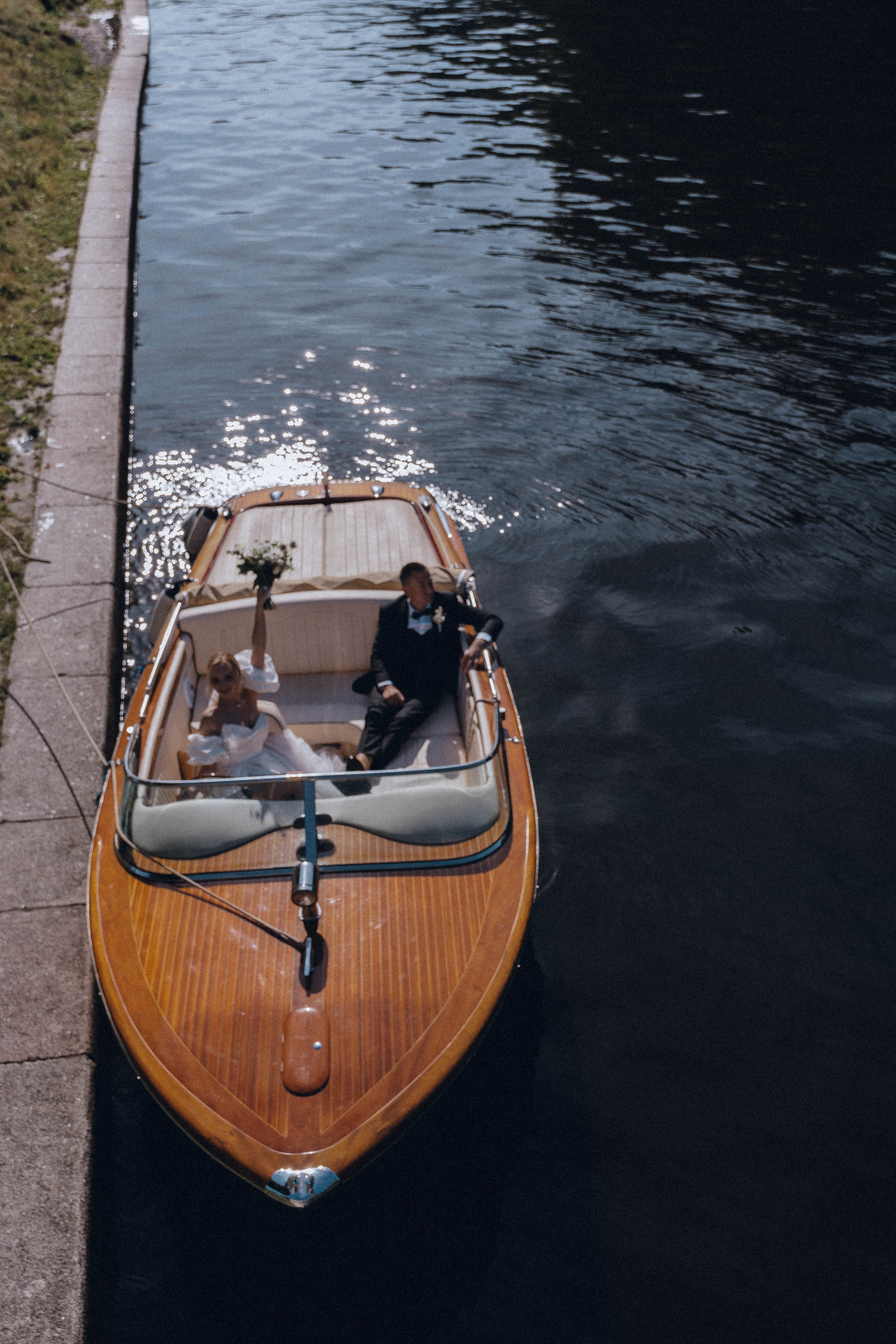 СВАДЕНБНАЯ СЬЕМКА НА КАТЕРЕ ПО КАНАЛАМ САНКТ-ПЕТЕРБУРГА И В АКВАТОРИИ НЕВЫ. Профессиональный фотограф, Санкт-Петербург — Виктория Богомолова