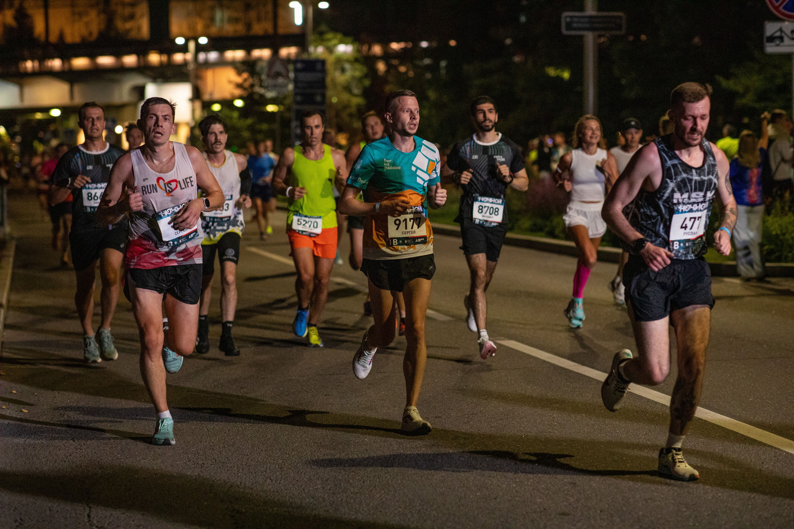 Ночной забег в ленте фотографий бегунов 03.08.24. Фотограф Сергей Ловкий