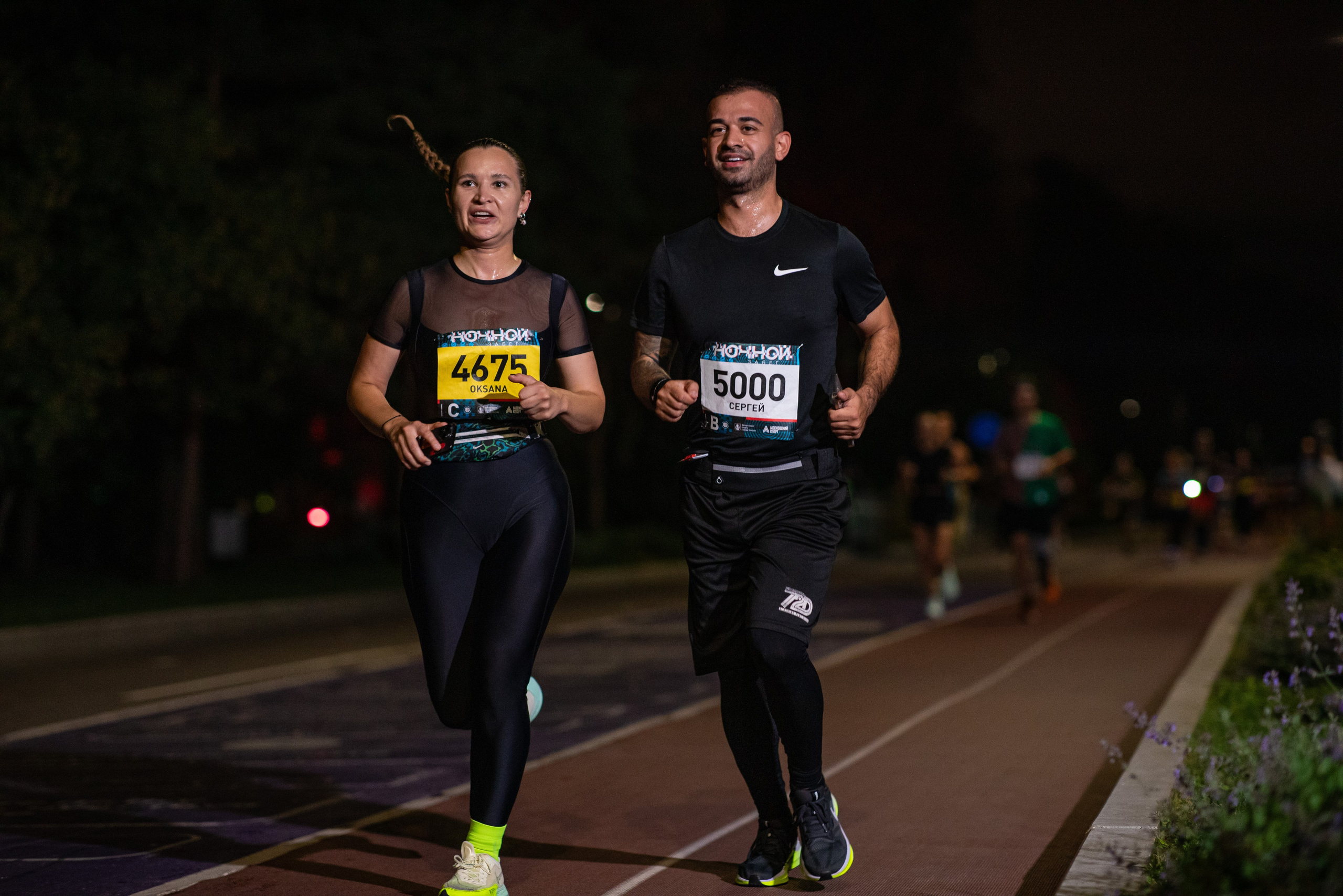 Ночной забег в ленте фотографий бегунов 03.08.24. Фотограф Сергей Ловкий