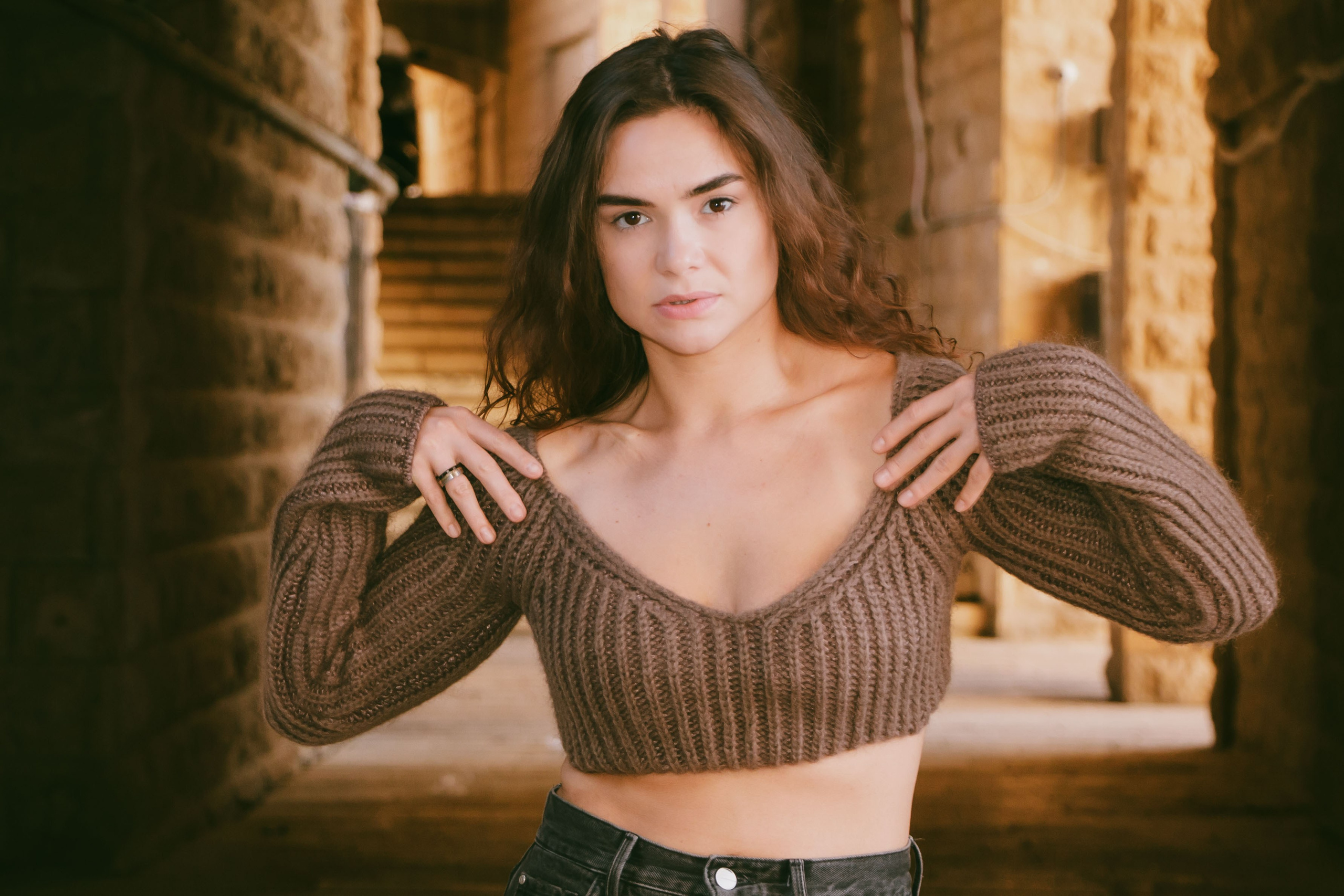 девушка держится за свои плечи